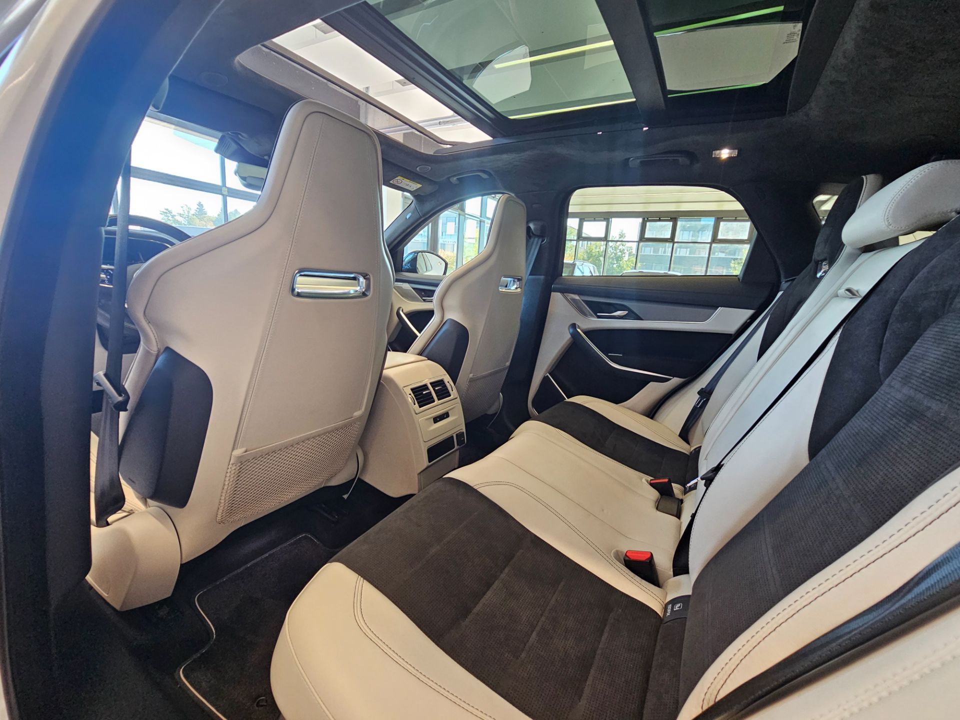 JAGUAR F-Pace 5.0 V8 SVR P550 AWD-image-9