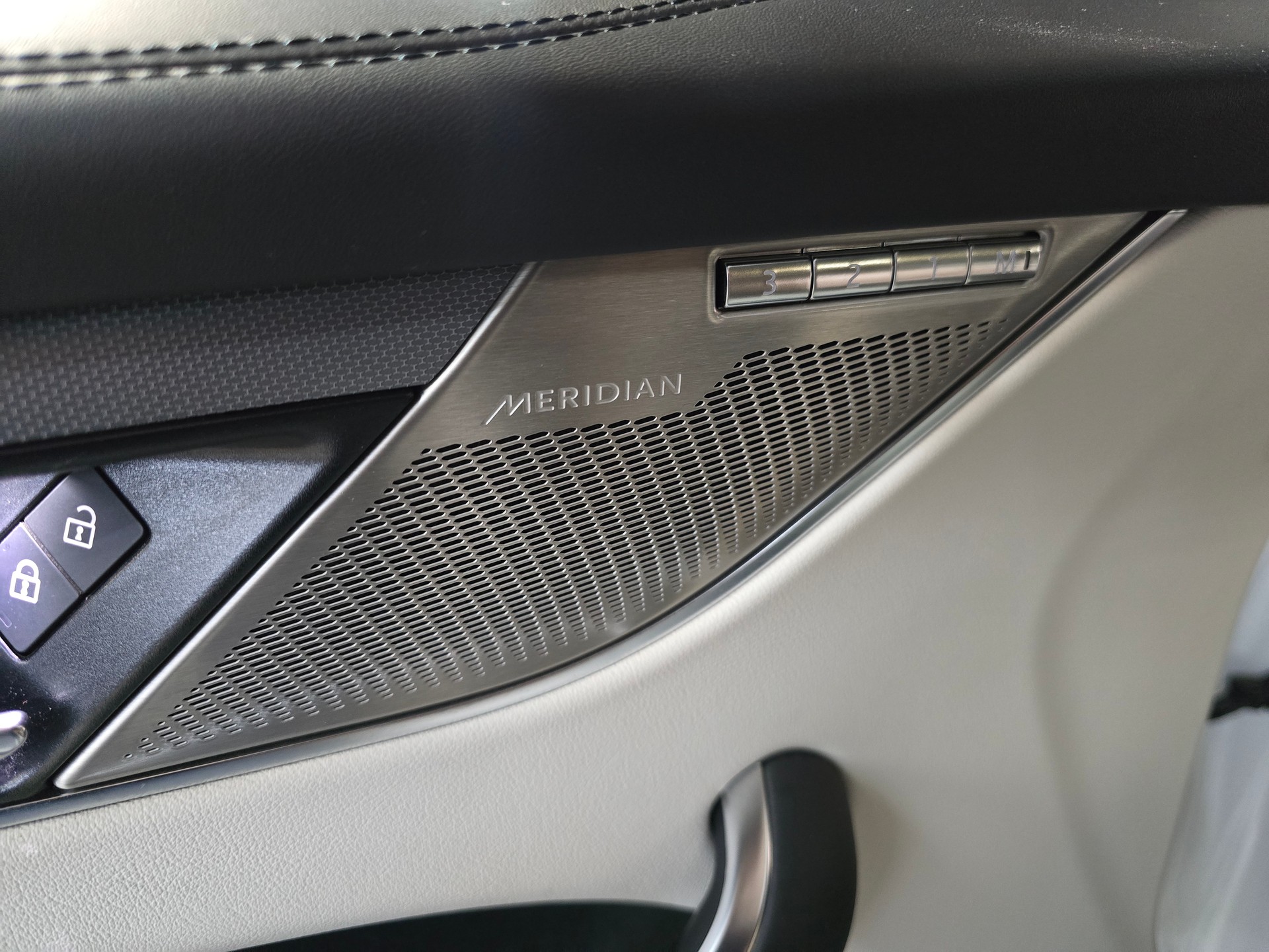 JAGUAR F-Pace 5.0 V8 SVR P550 AWD-image-19