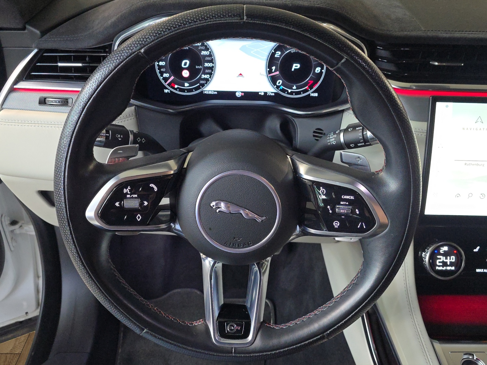 JAGUAR F-Pace 5.0 V8 SVR P550 AWD-image-10