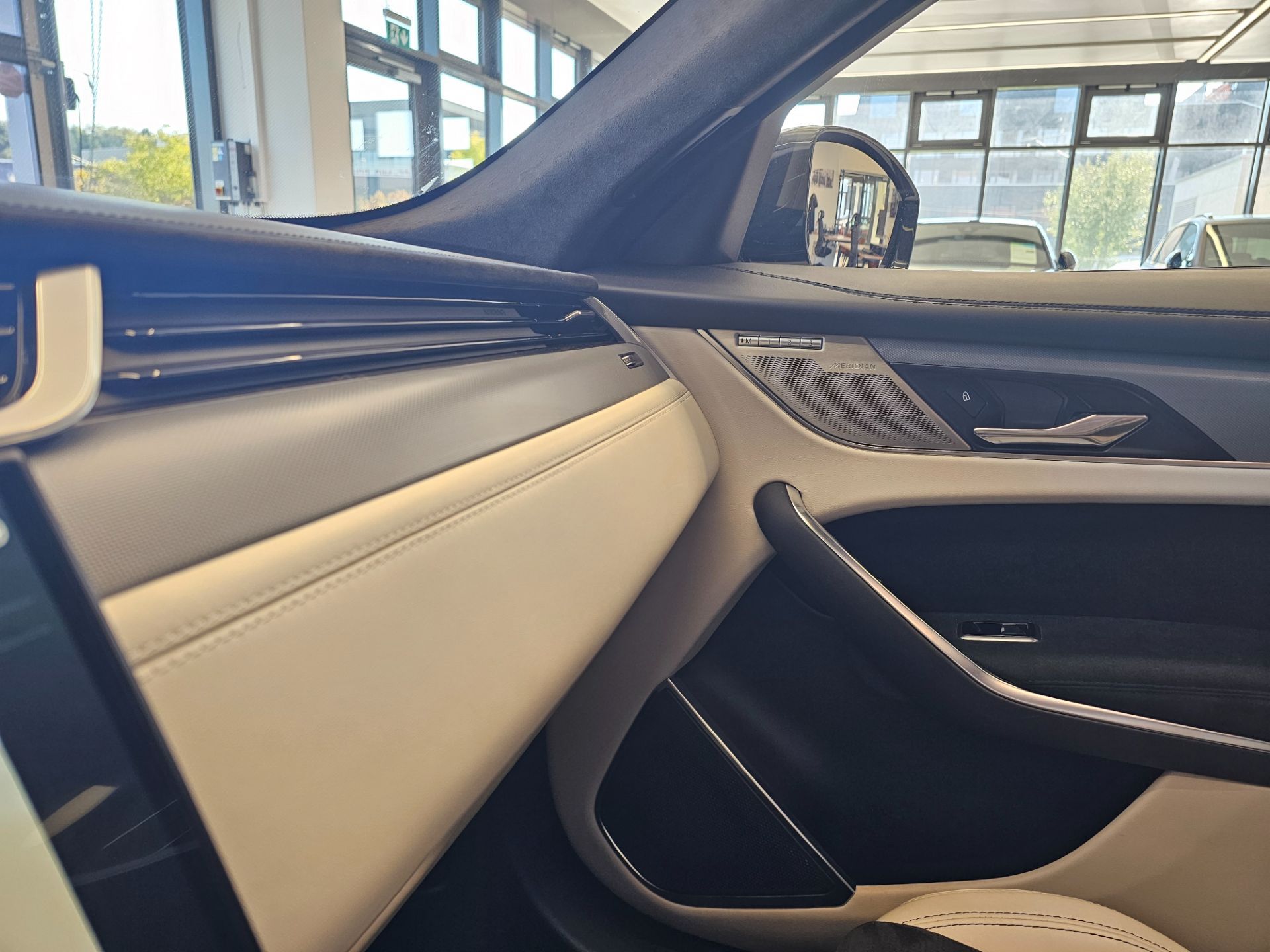 JAGUAR F-Pace 5.0 V8 SVR P550 AWD-image-20