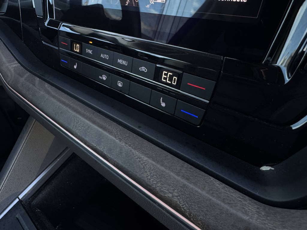 VW Touareg 3.0 V6 TDI Atmosphere-image-17