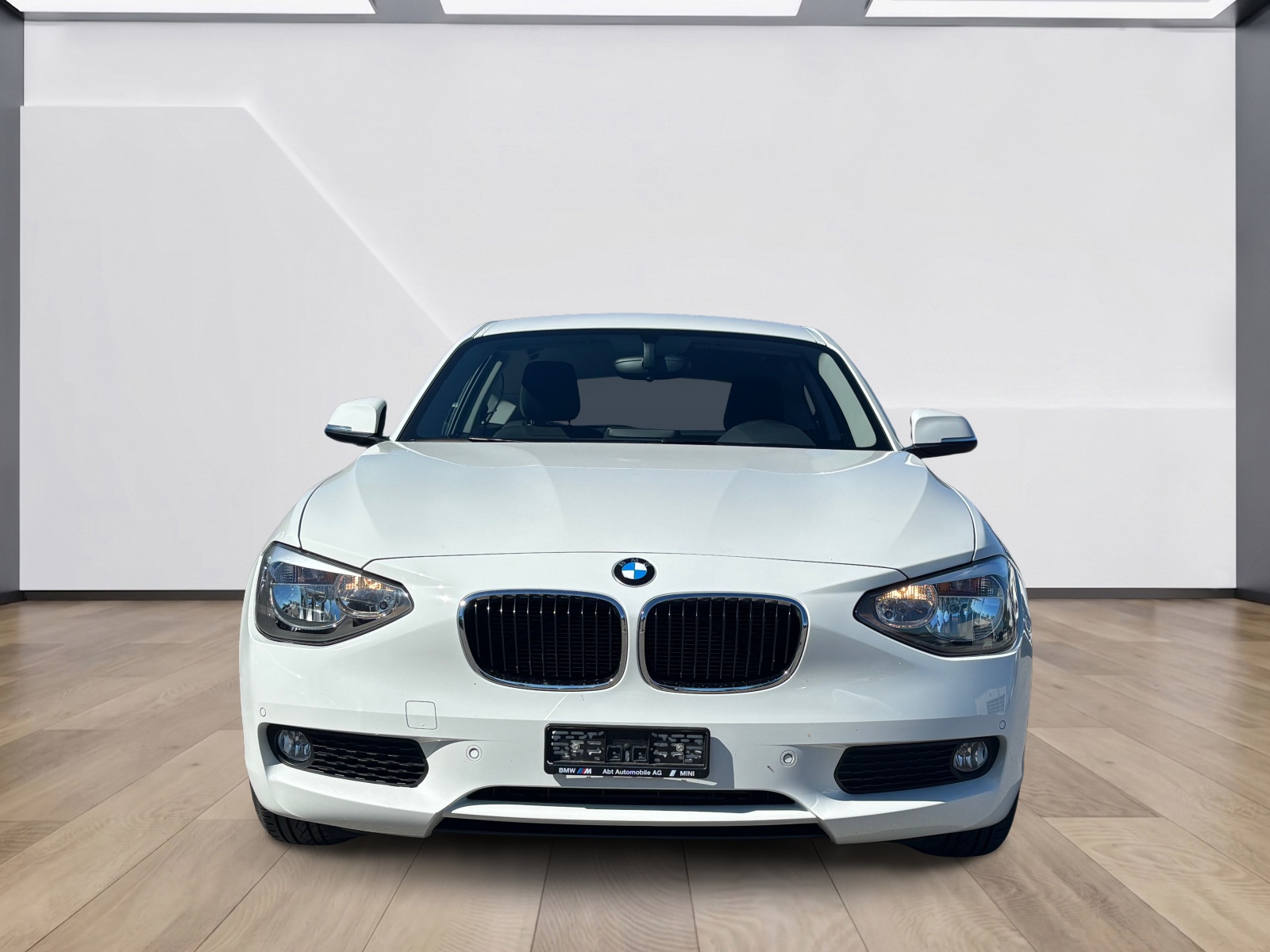 BMW 116i Steptronic-showroom-element-1