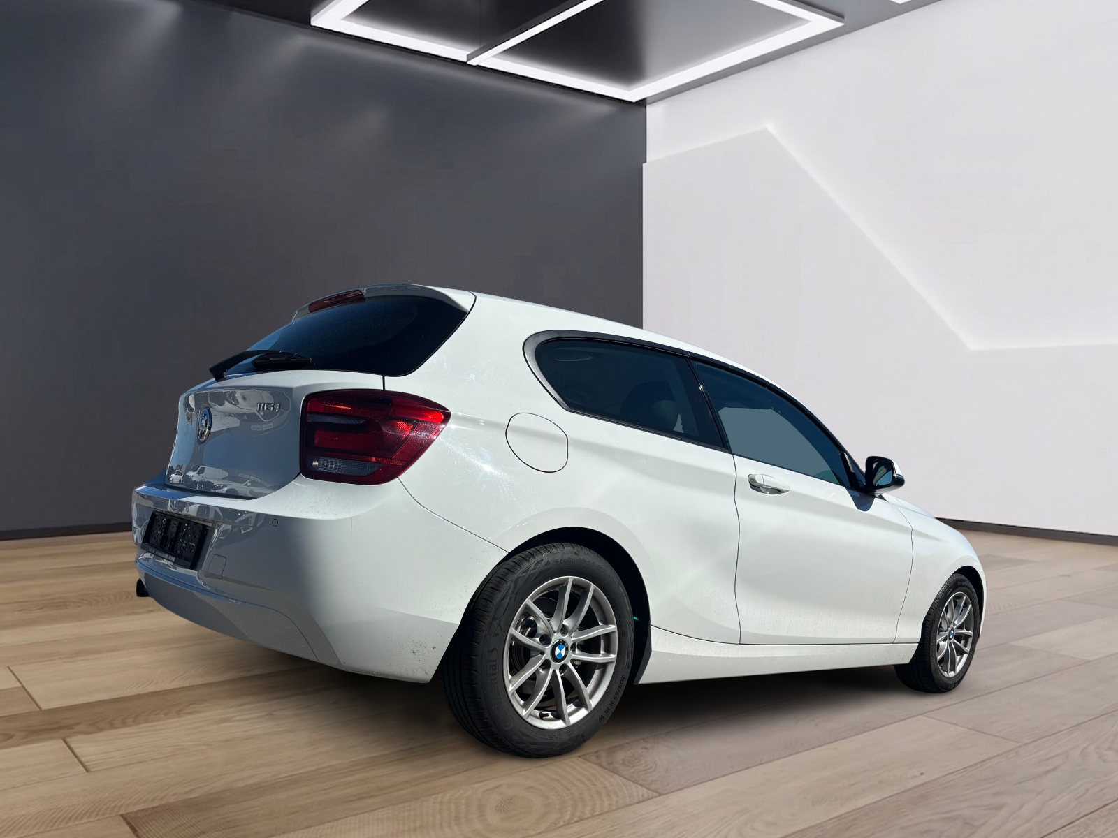 BMW 116i Steptronic-showroom-element-3
