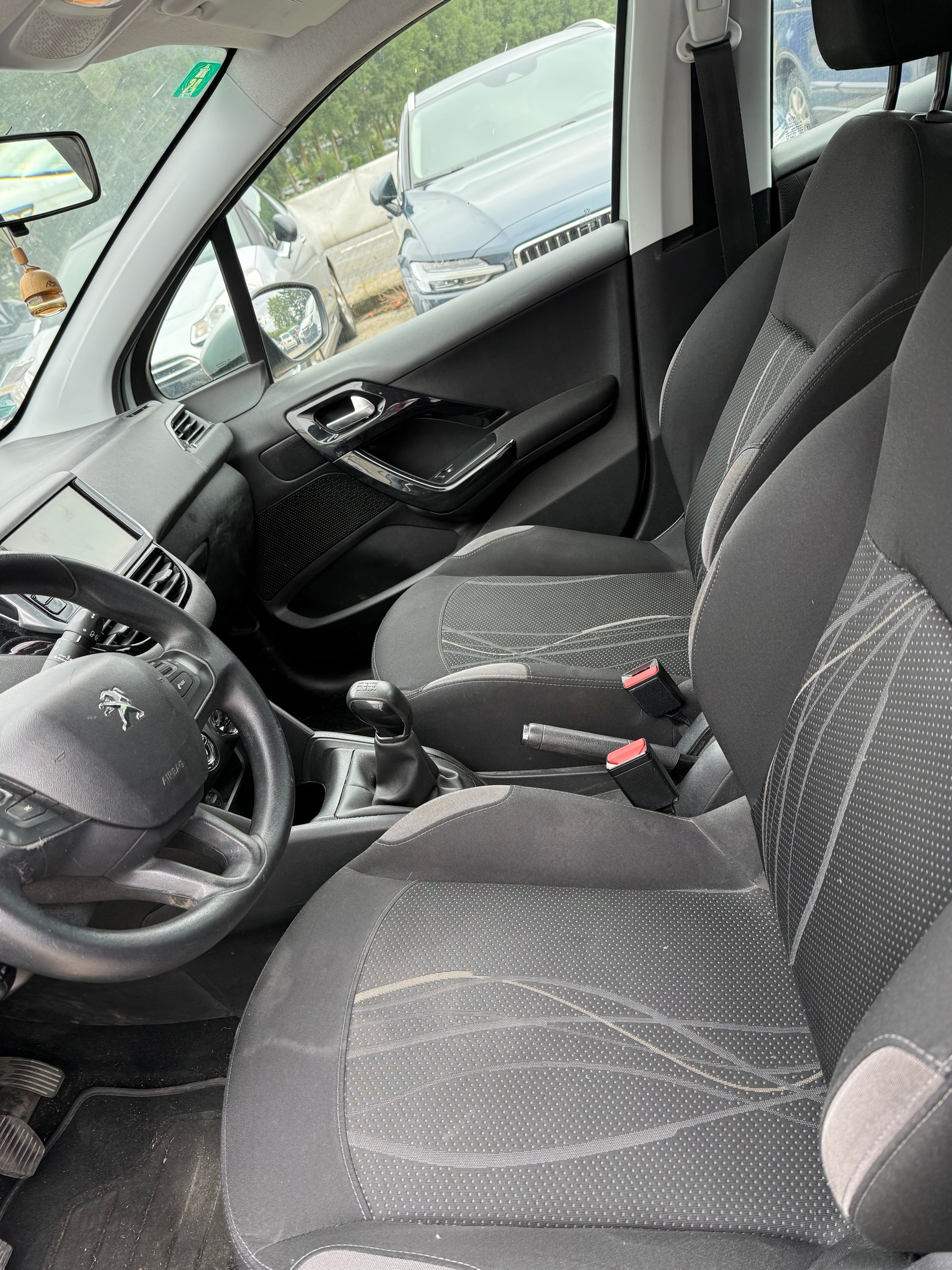 PEUGEOT 208 1.6 VTI Intuitive-image-9