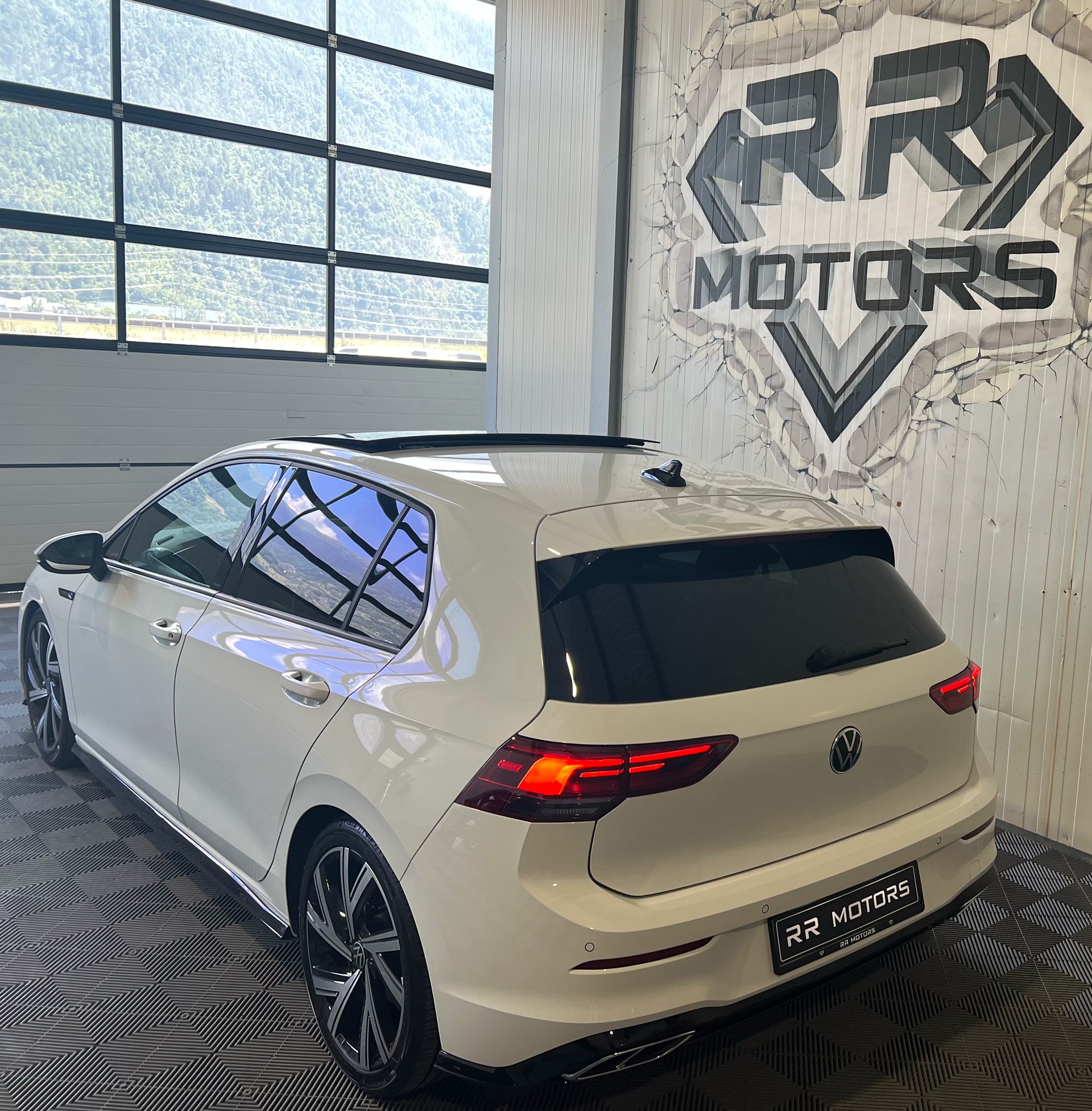 VW Golf 2.0 TDI R-Line DSG-image-2