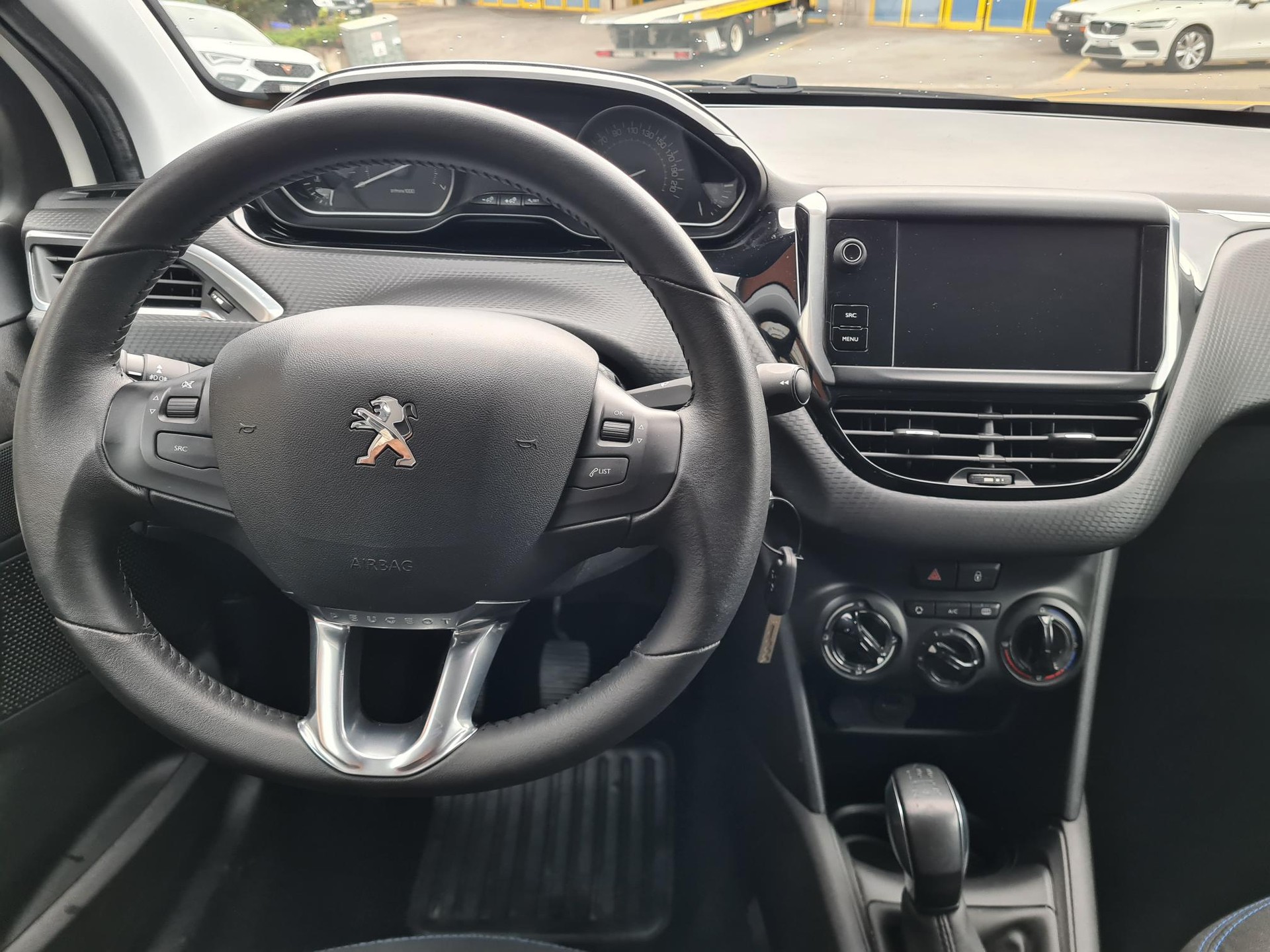 PEUGEOT 208 1.2 PureTech Signature-image-9