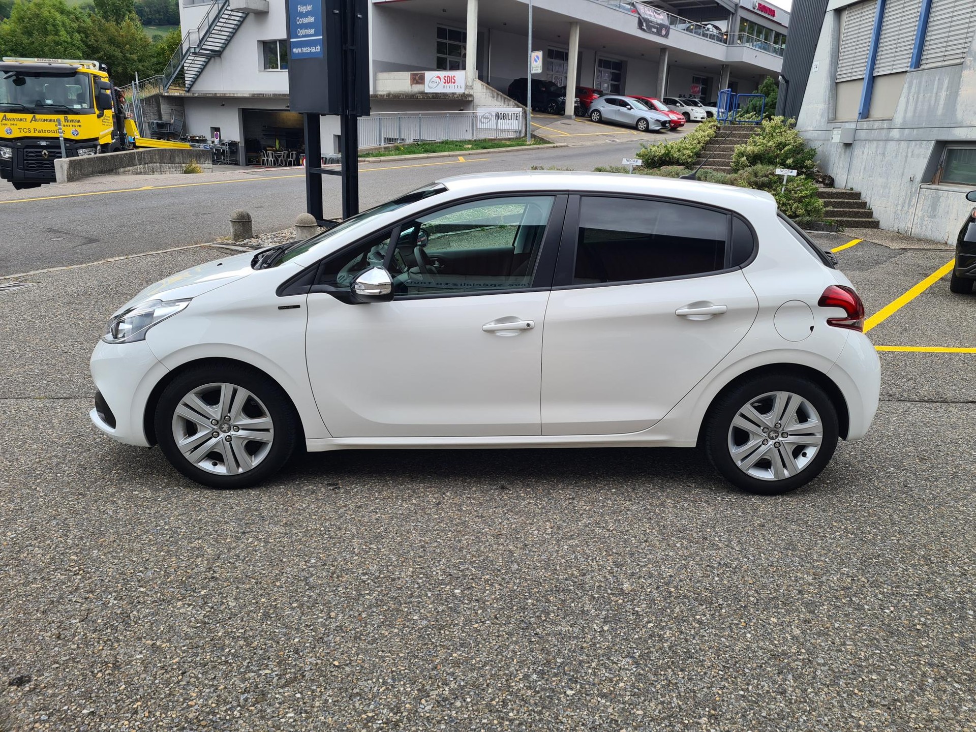 PEUGEOT 208 1.2 PureTech Signature-image-2