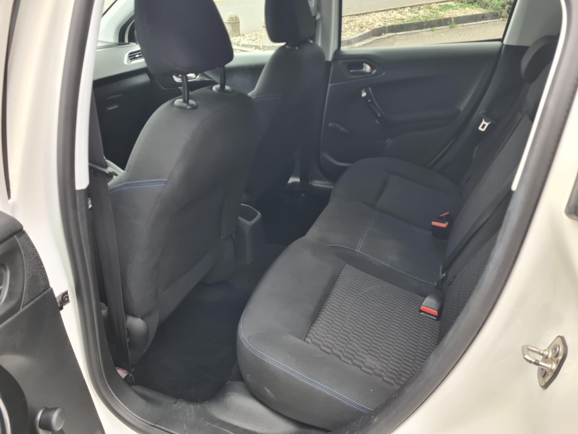 PEUGEOT 208 1.2 PureTech Signature-image-8