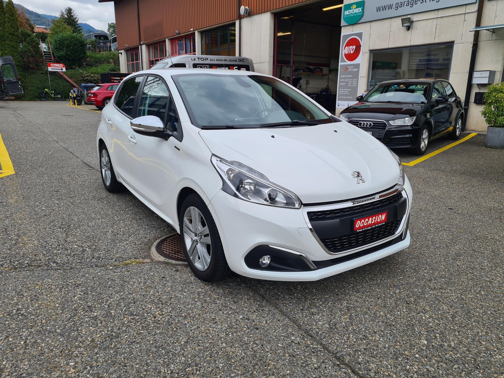 PEUGEOT 208 1.2 PureTech Signature-image-0