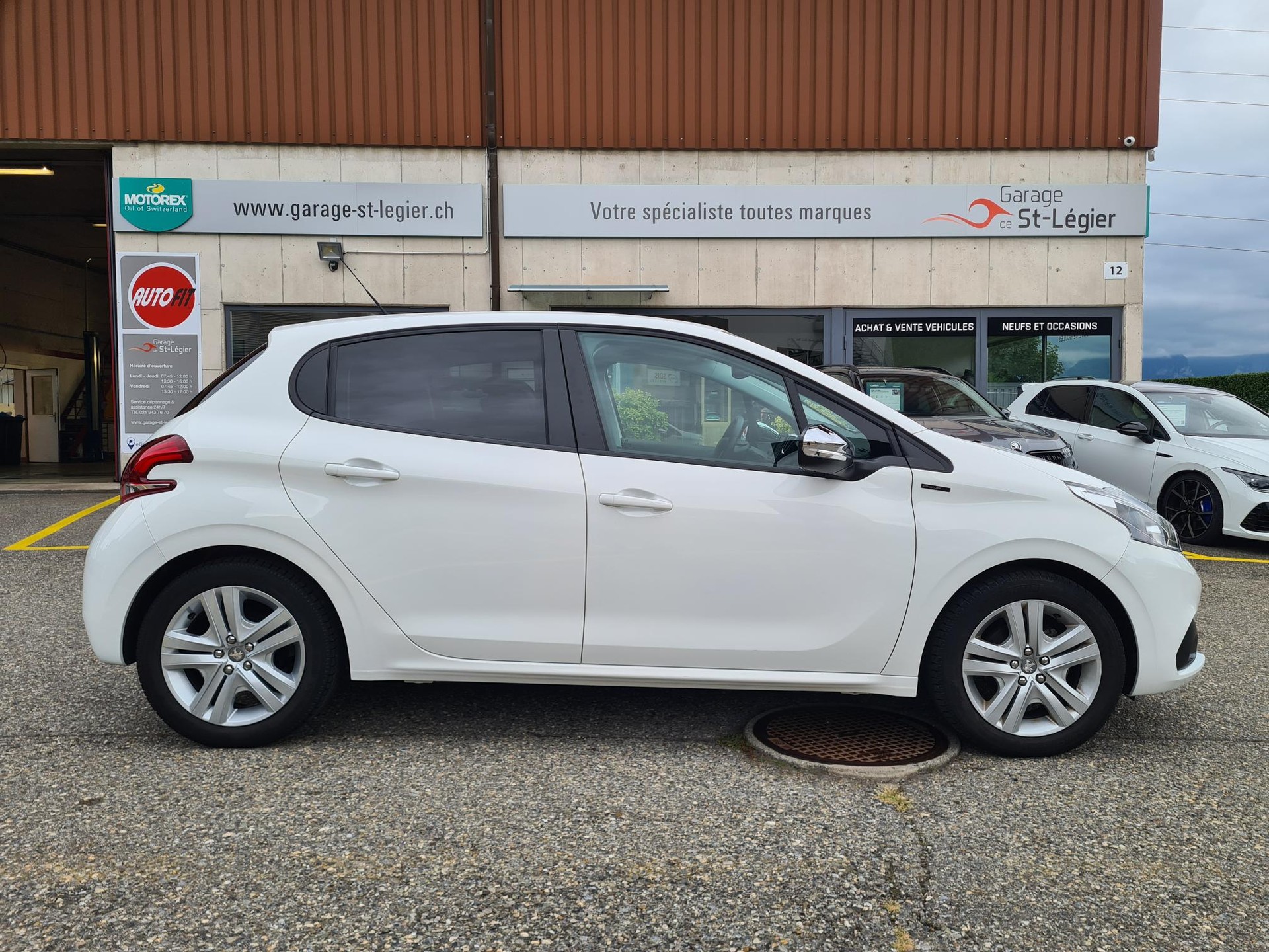 PEUGEOT 208 1.2 PureTech Signature-image-5