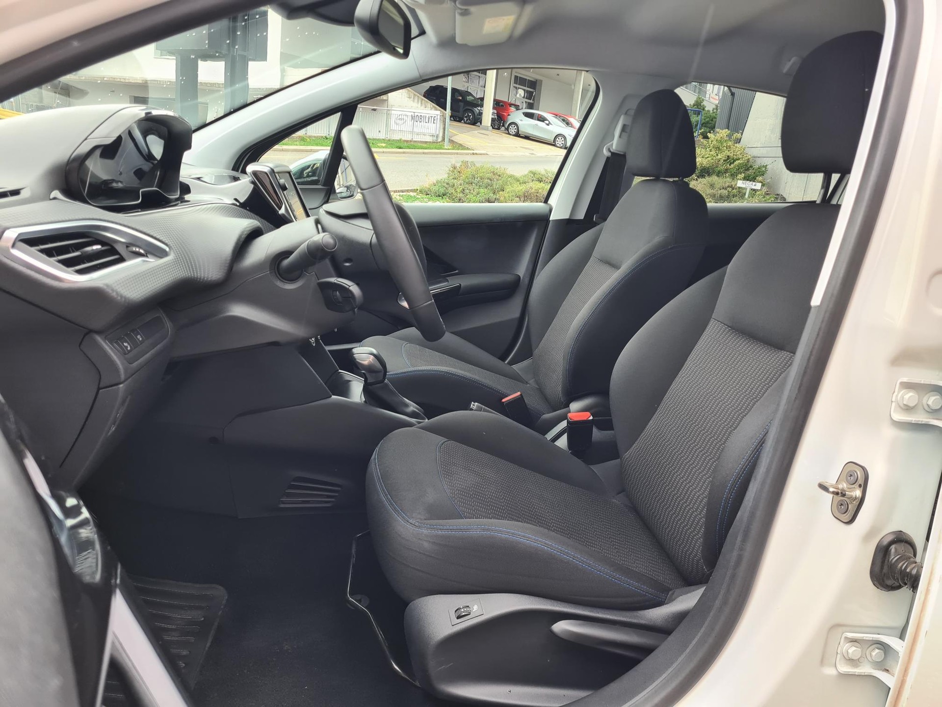 PEUGEOT 208 1.2 PureTech Signature-image-7