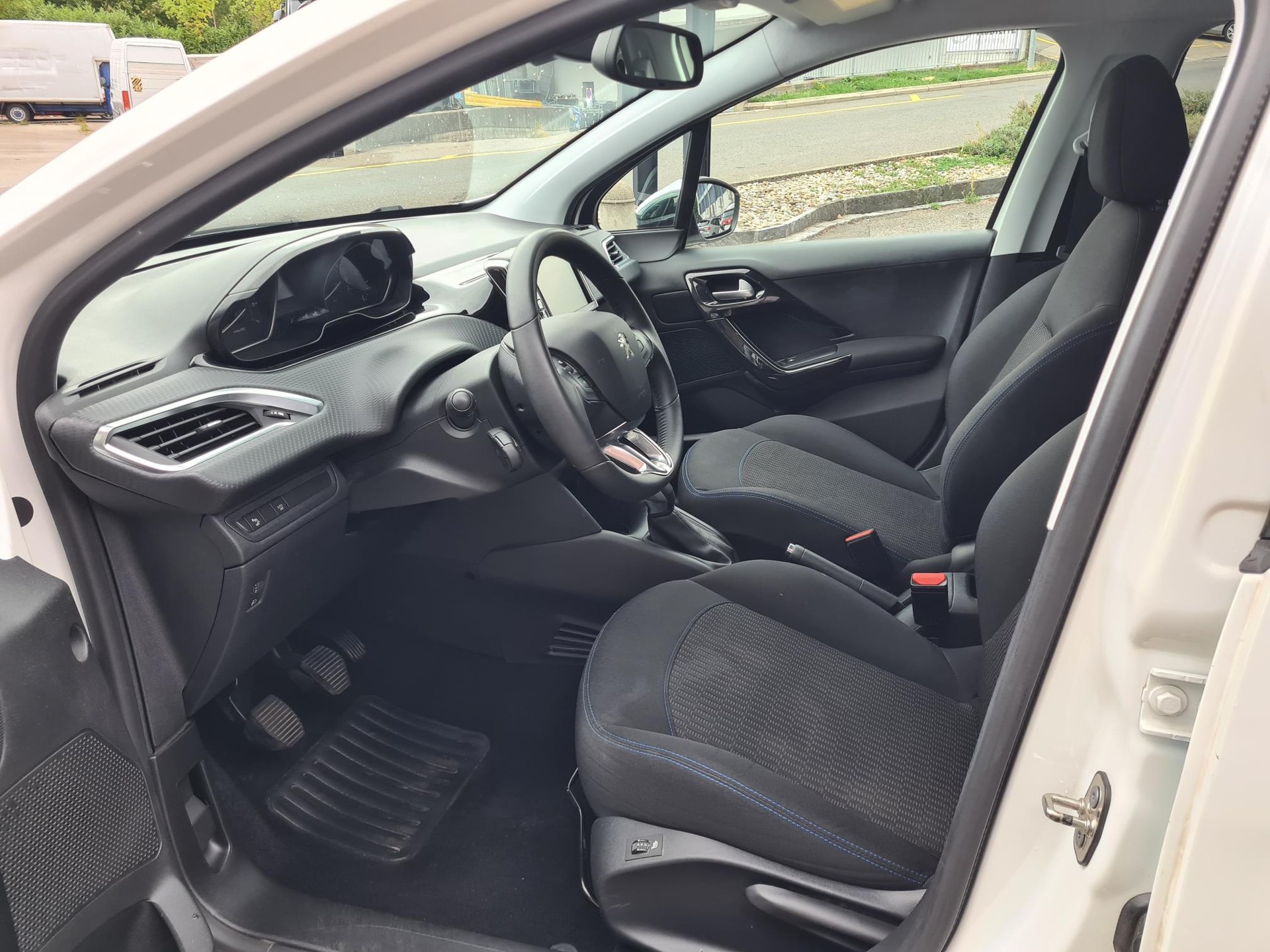 PEUGEOT 208 1.2 PureTech Signature-image-6