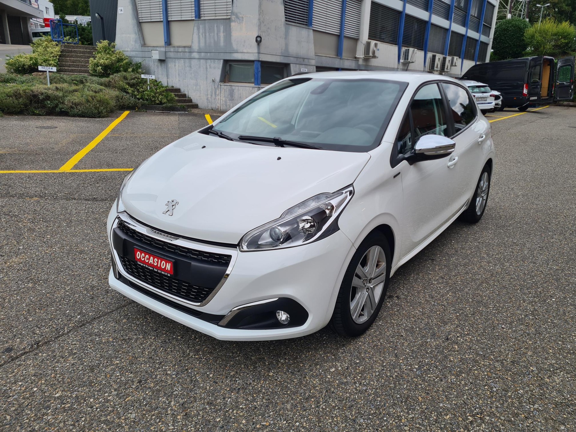 PEUGEOT 208 1.2 PureTech Signature-image-1