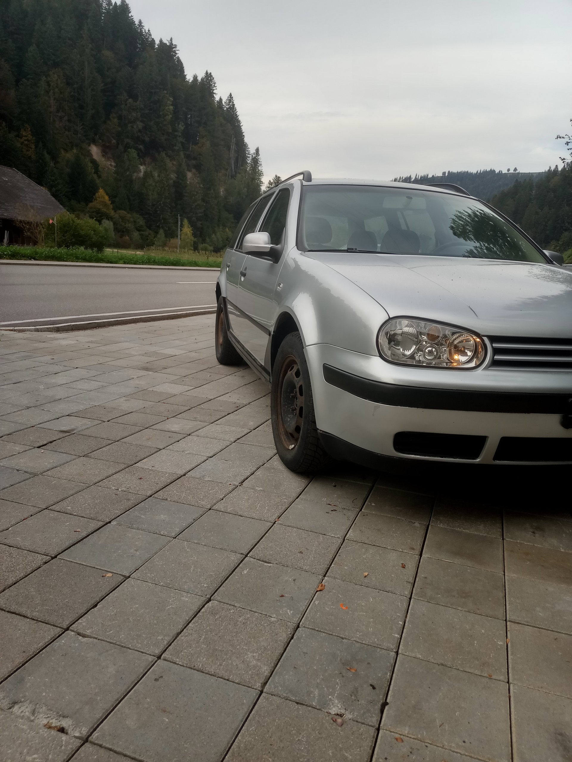 VW Golf Variant 2.0 4Motion-image-1