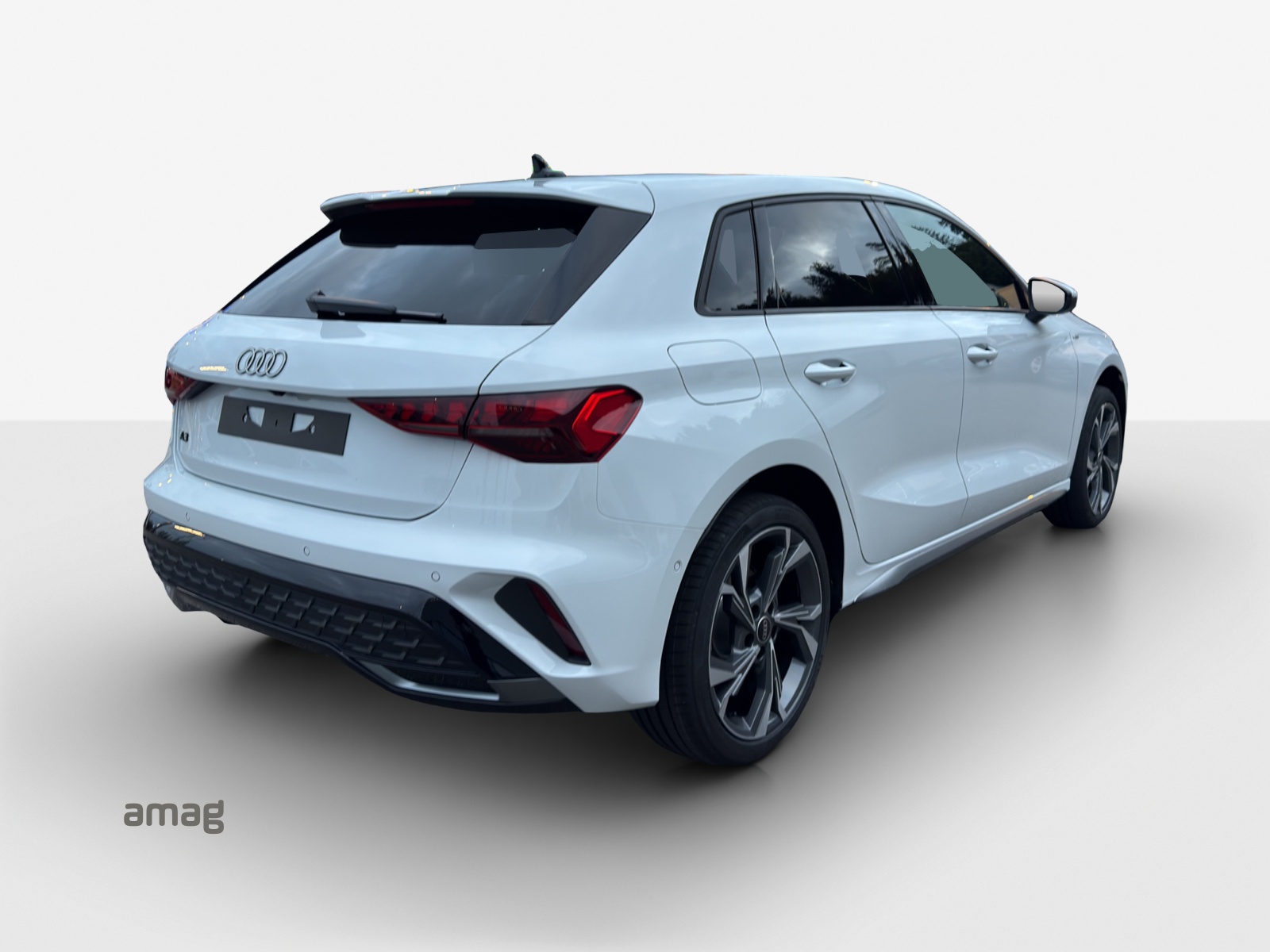 AUDI A3 Sportback TFSI 110 kW S line Attraction S tronic-image-4