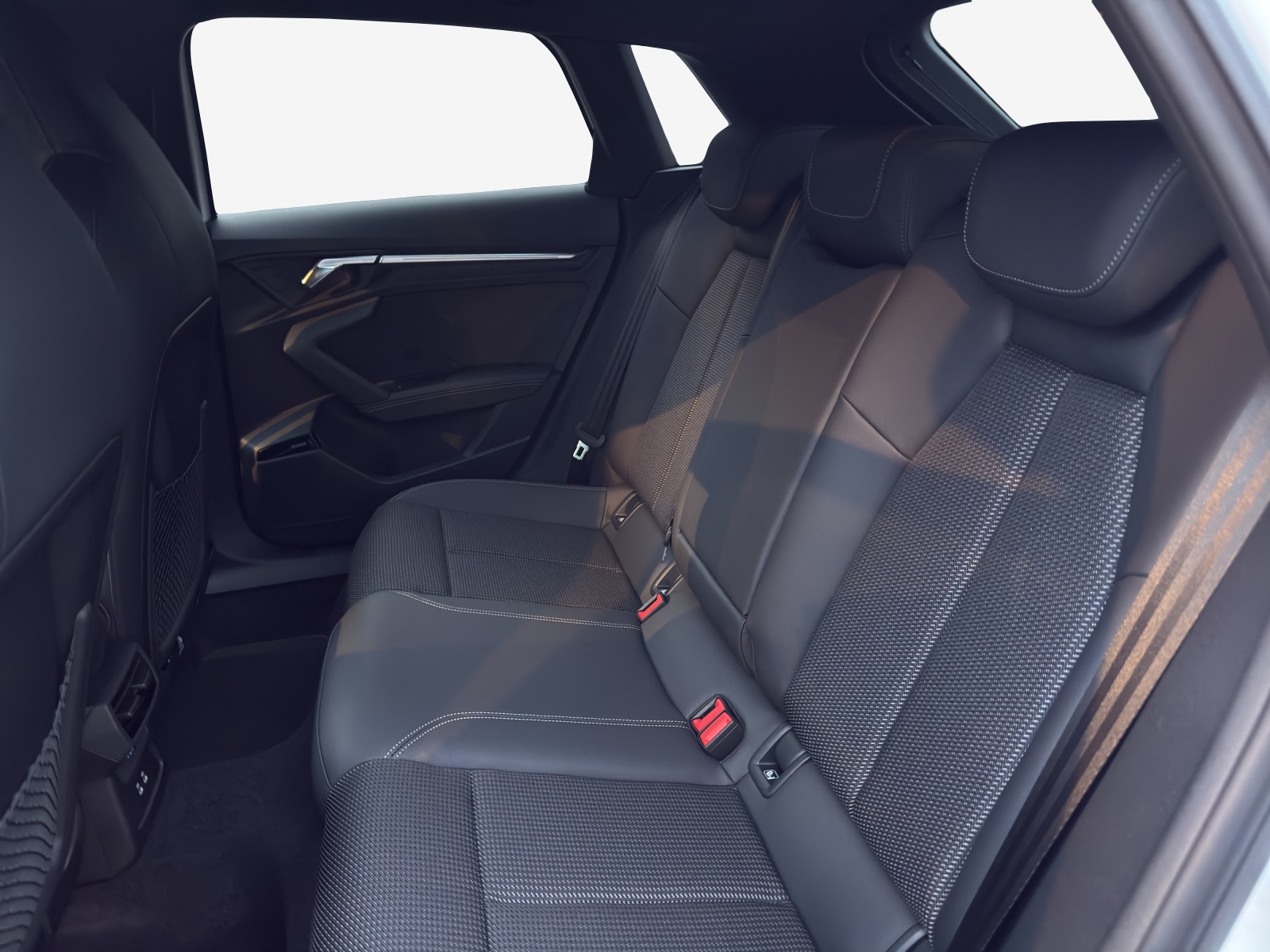 AUDI A3 Sportback TFSI 110 kW S line Attraction S tronic-image-11