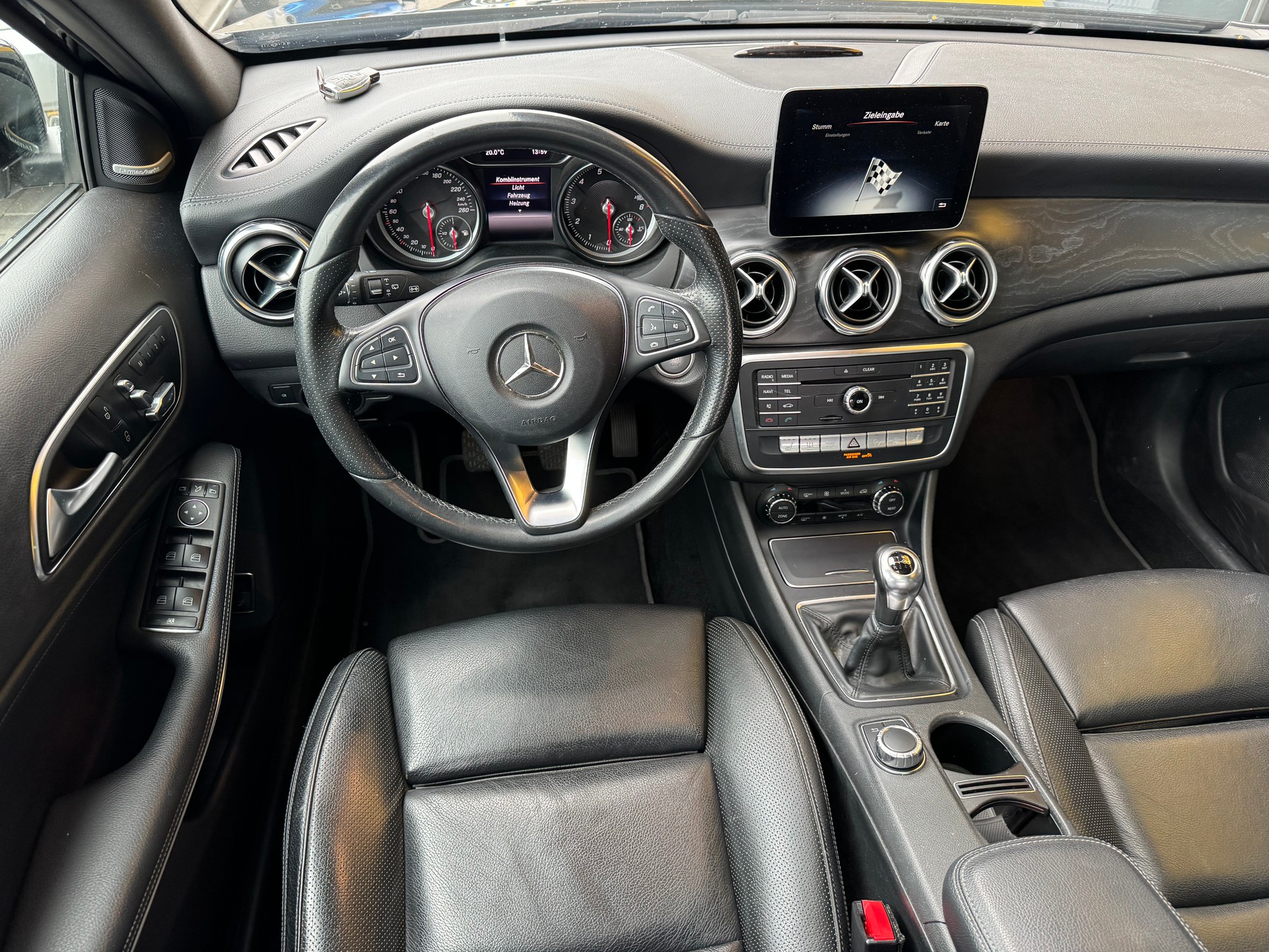 MERCEDES-BENZ GLA 200 Night Star-image-10