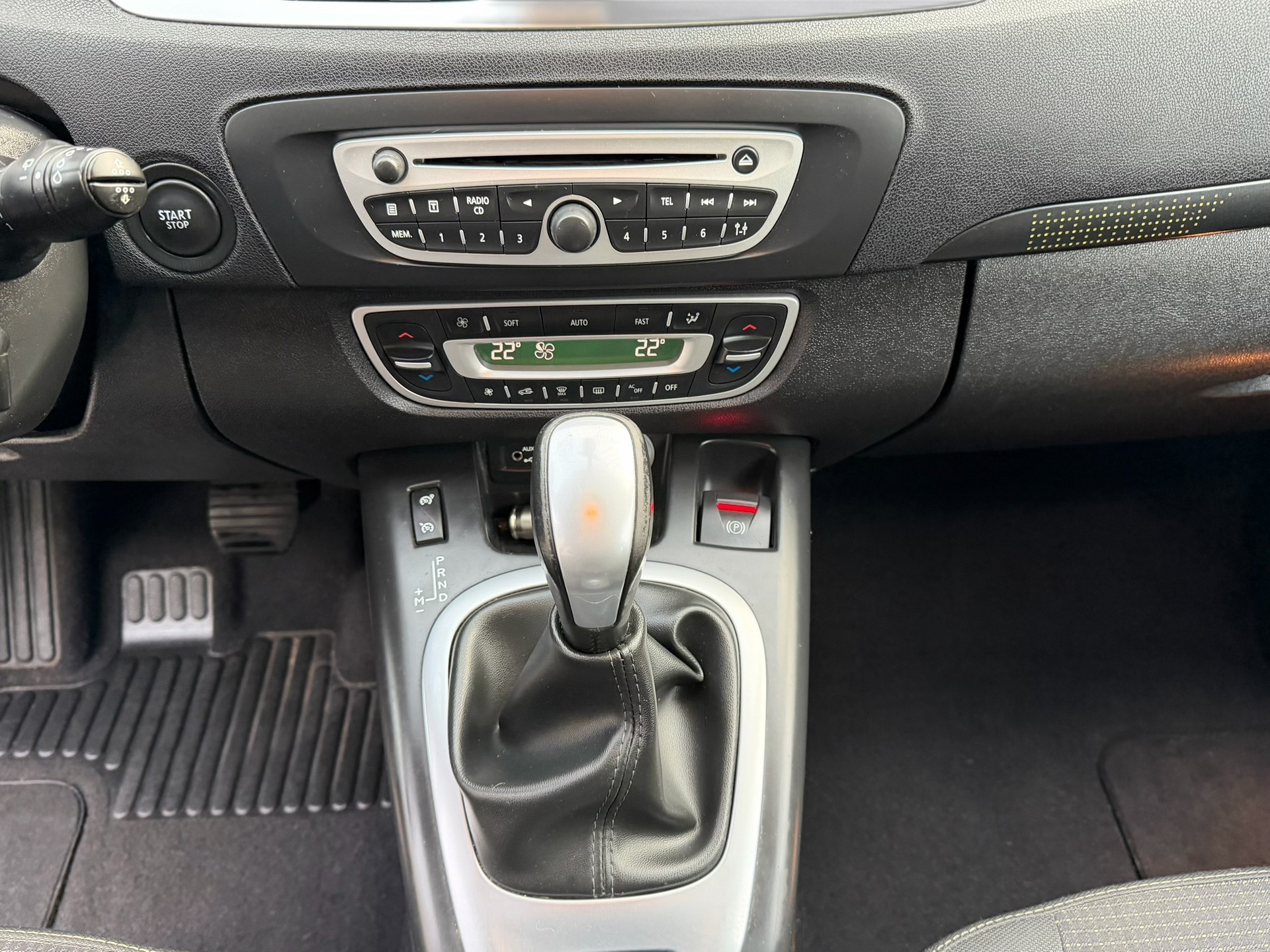 RENAULT Grand Scénic 2.0 16V Dynamique X-Tronic CVT-image-8