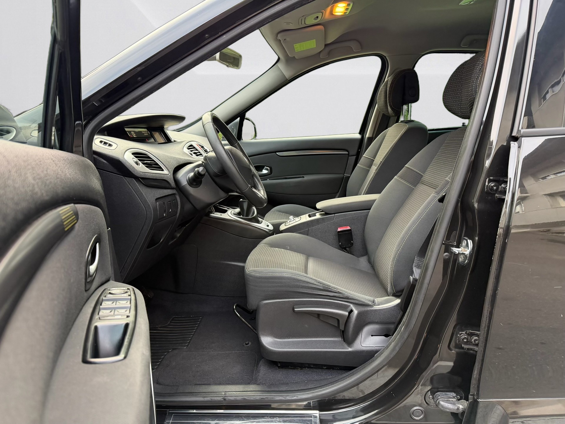 RENAULT Grand Scénic 2.0 16V Dynamique X-Tronic CVT-showroom-element-3