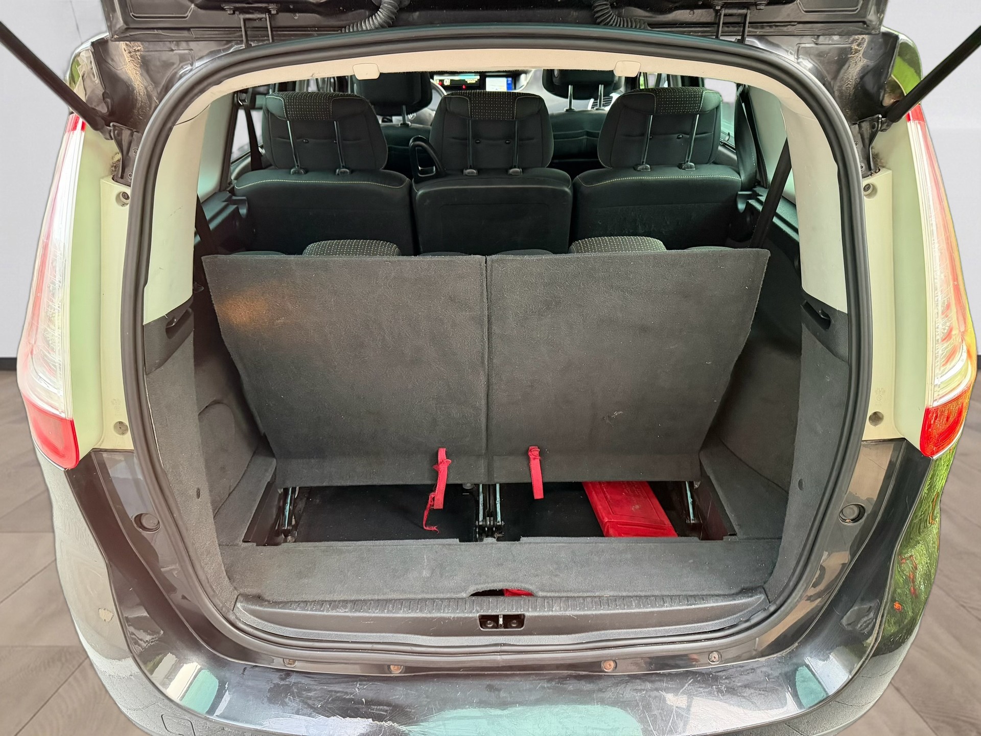 RENAULT Grand Scénic 2.0 16V Dynamique X-Tronic CVT-image-10