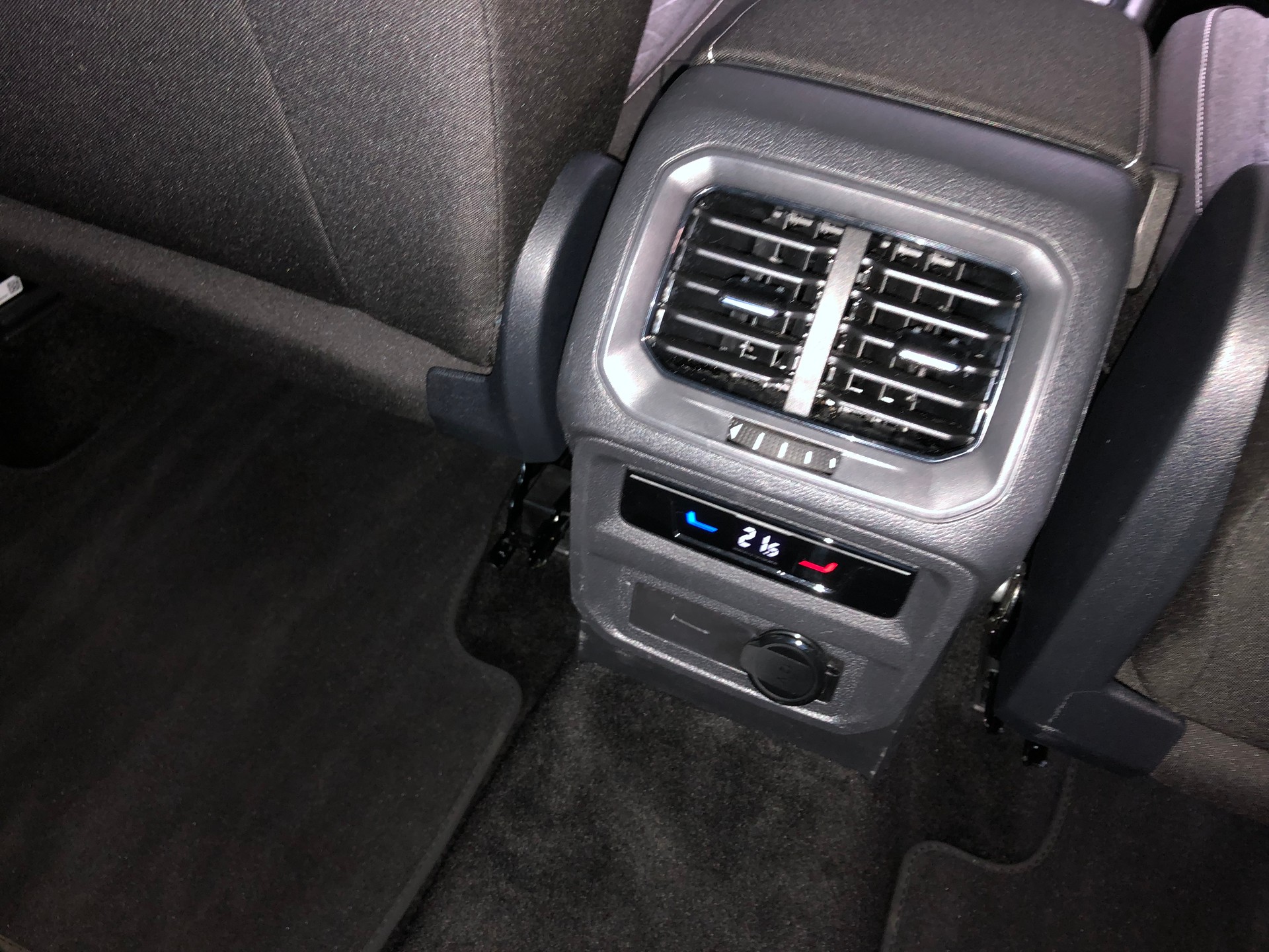 VW Tiguan 2.0 TDI SCR MOVE 4Motion DSG-image-17