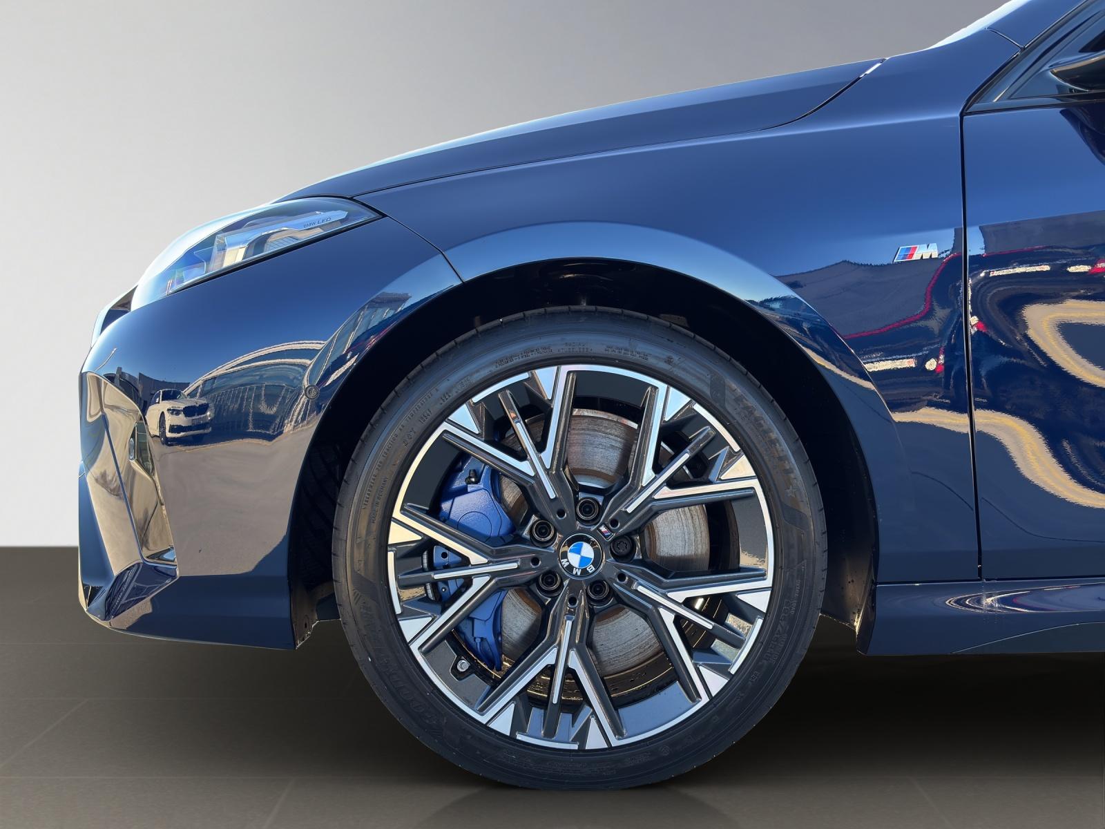 BMW M135i xDrive-showroom-element-2