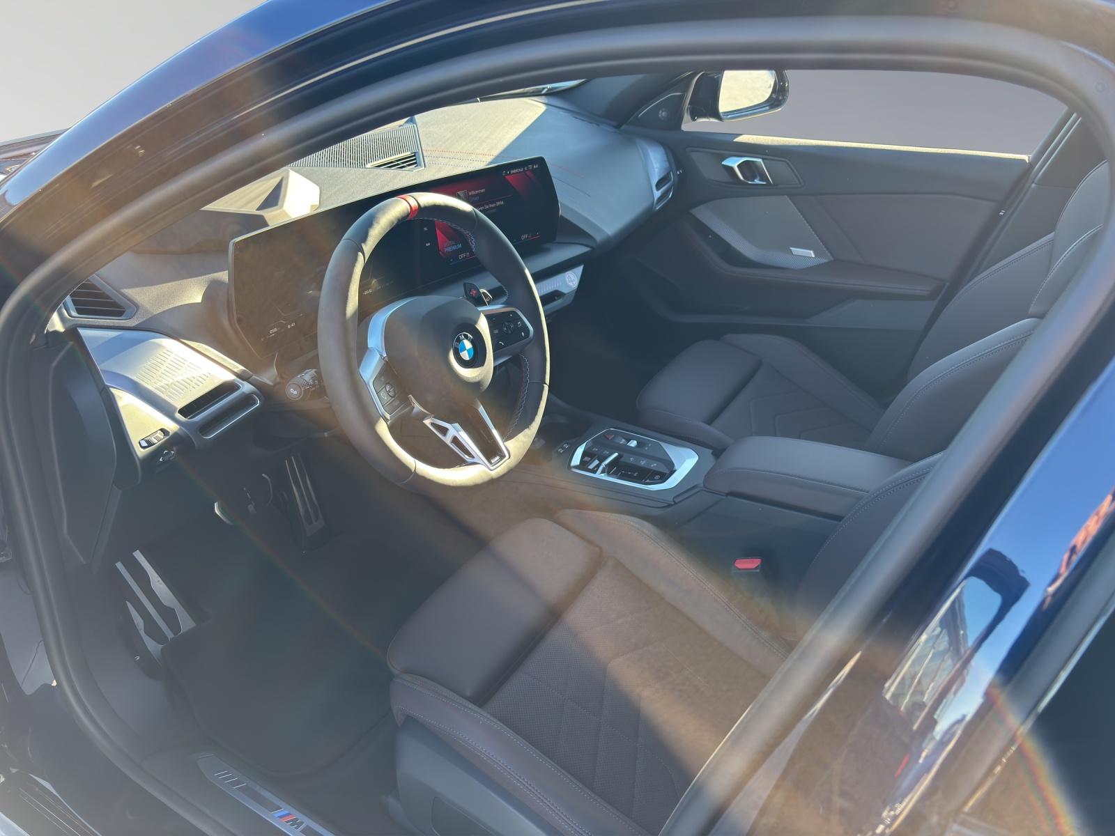 BMW M135i xDrive-showroom-element-3