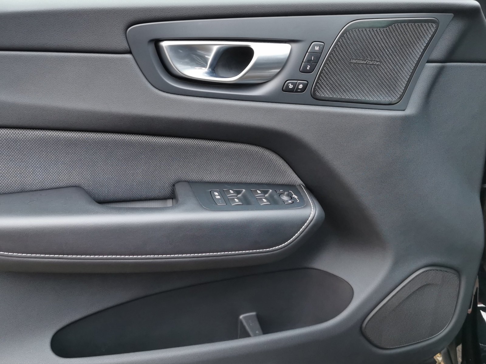 VOLVO XC60 2.0 T8 TE XCENTRIC eAWD-image-17