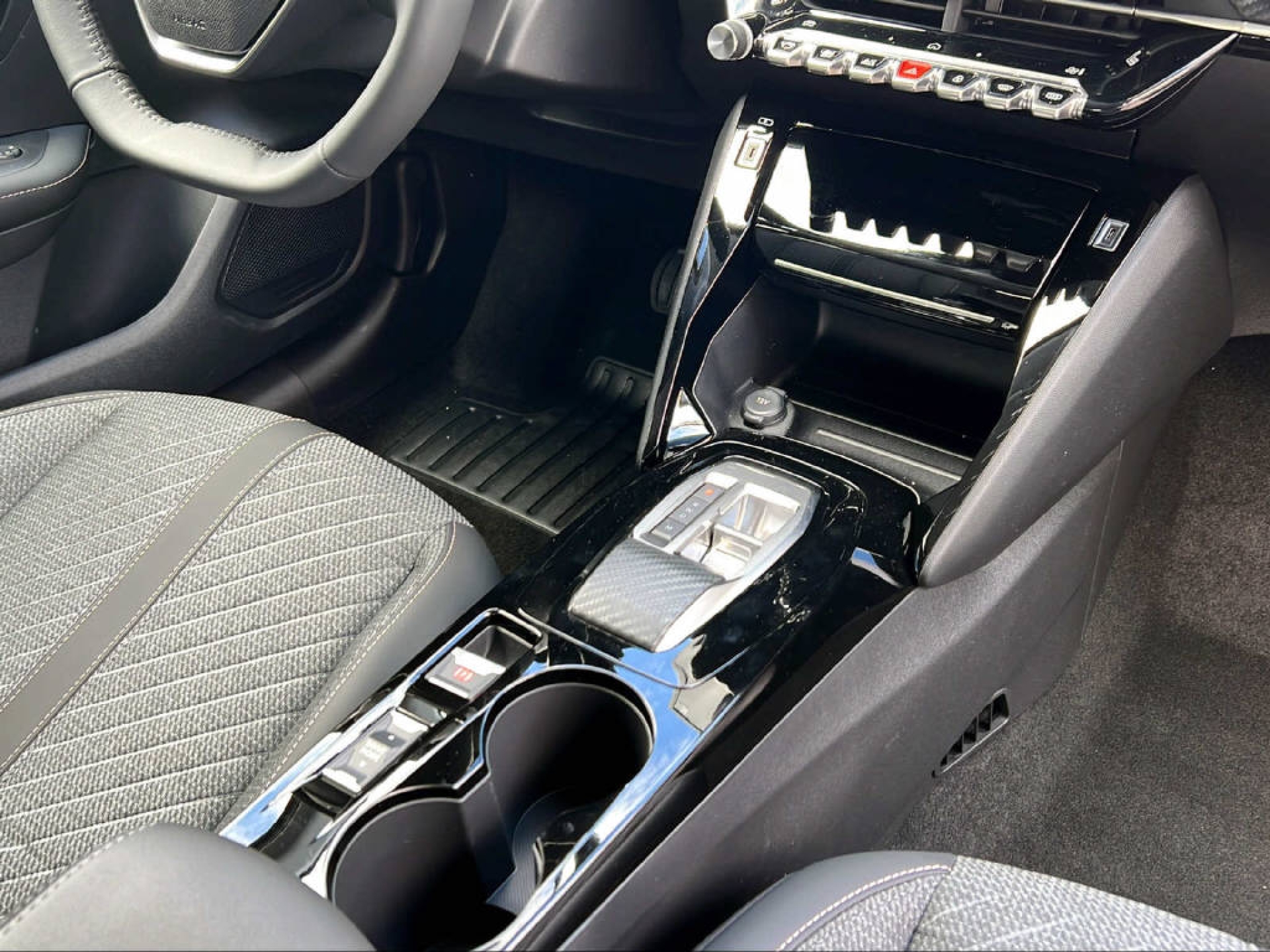 PEUGEOT 208 1.2 Hybrid Allure Premium-image-10