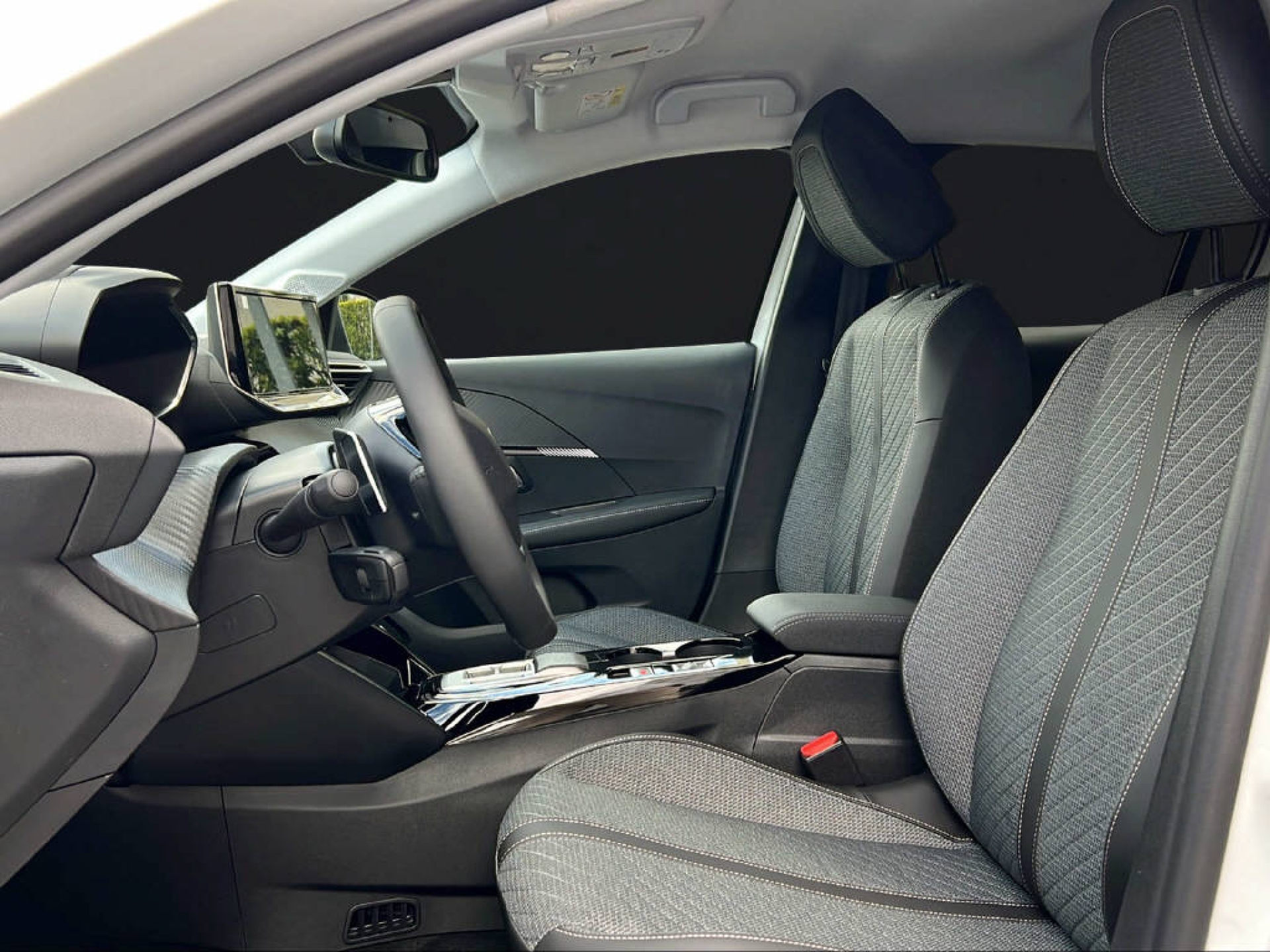 PEUGEOT 208 1.2 Hybrid Allure Premium-image-8