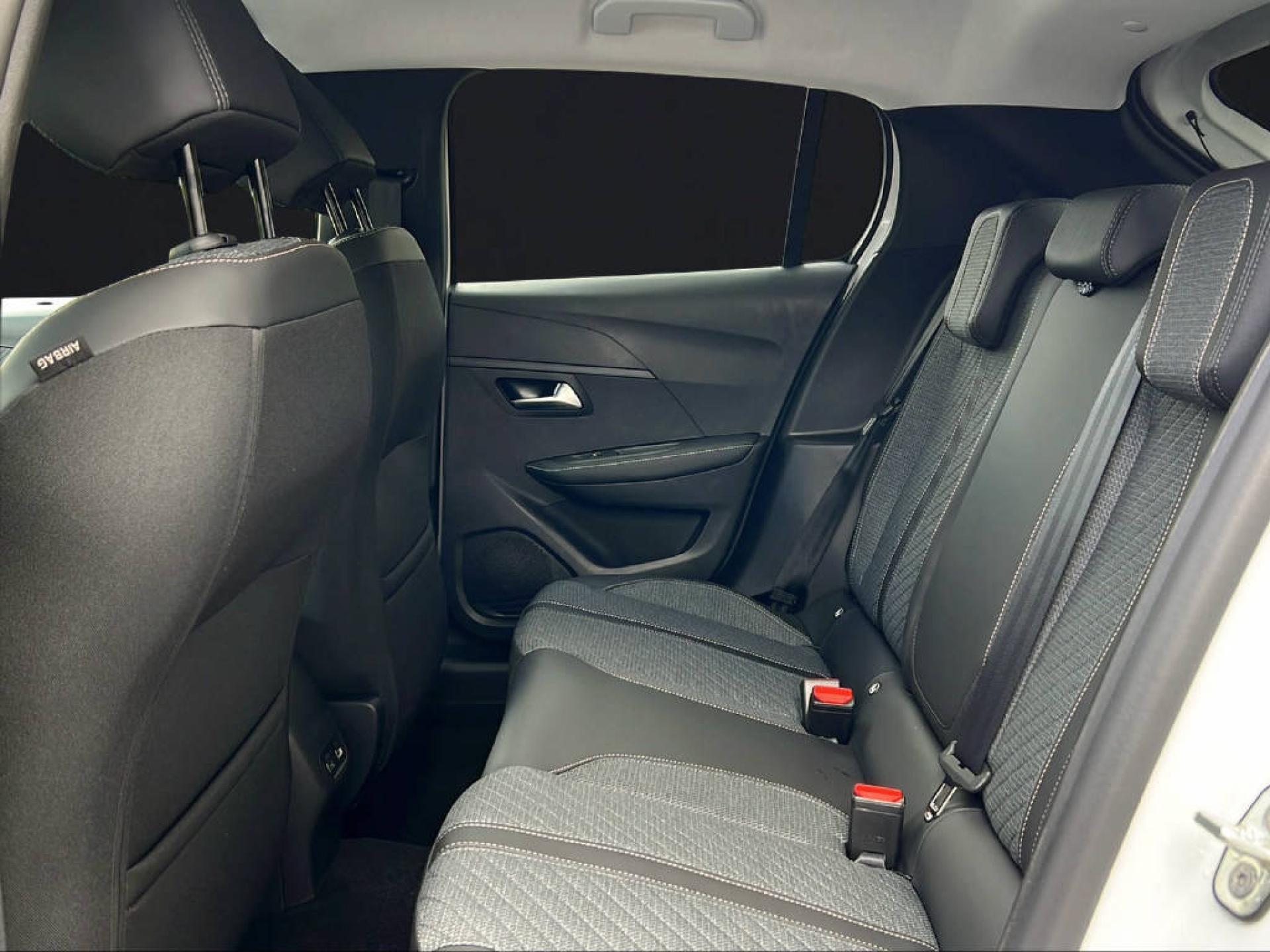PEUGEOT 208 1.2 Hybrid Allure Premium-image-11