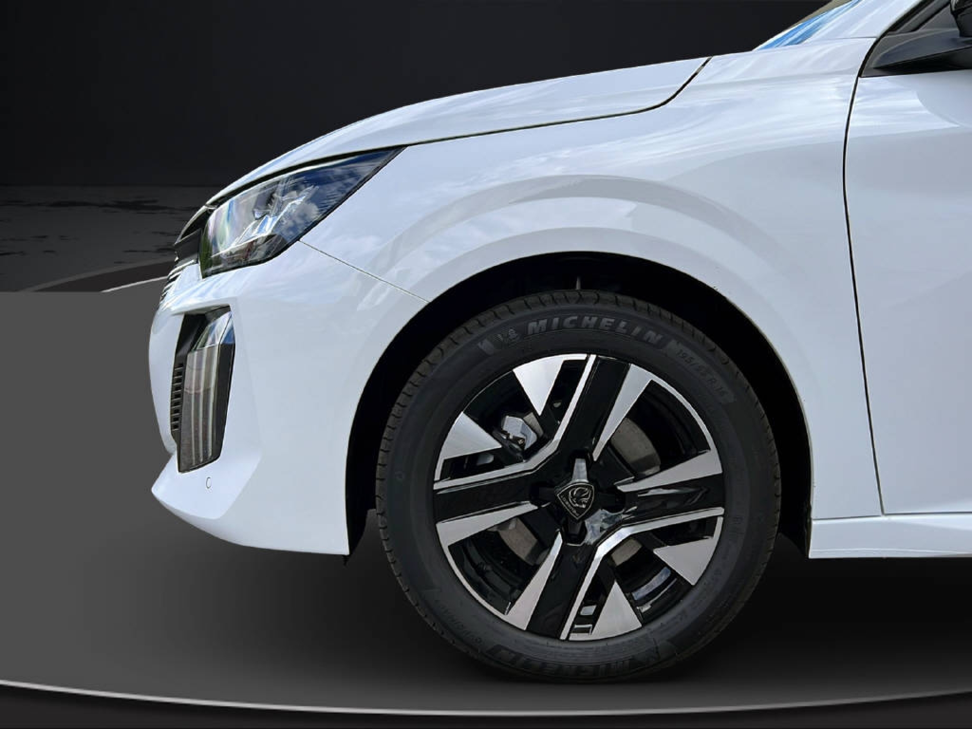 PEUGEOT 208 1.2 Hybrid Allure Premium-image-6