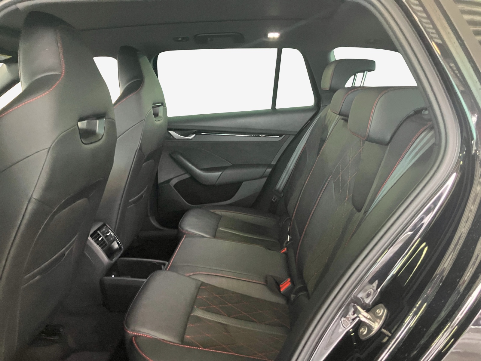 SKODA Octavia Combi 2.0 TSI DSG RS-image-11