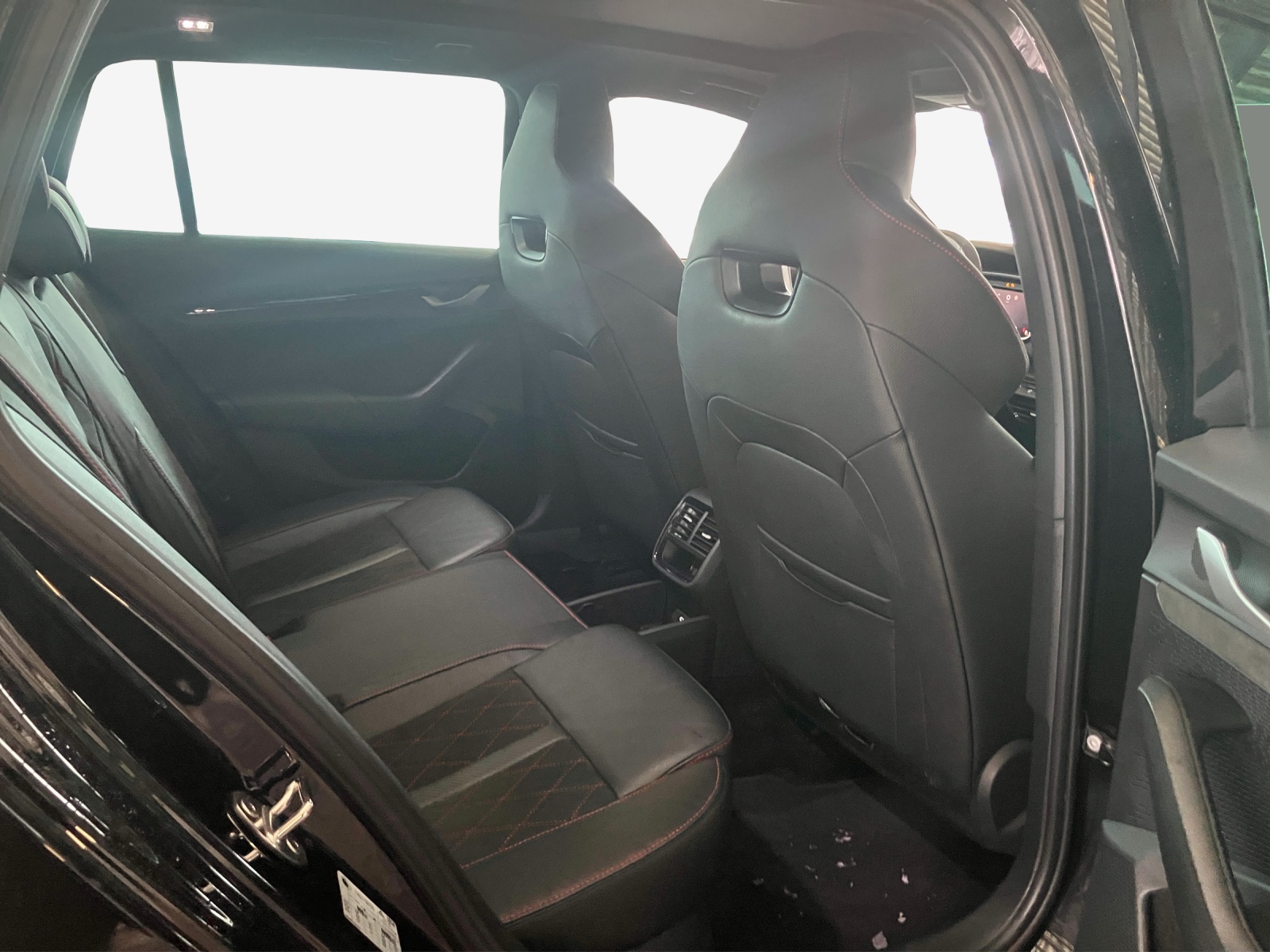 SKODA Octavia Combi 2.0 TSI DSG RS-image-14
