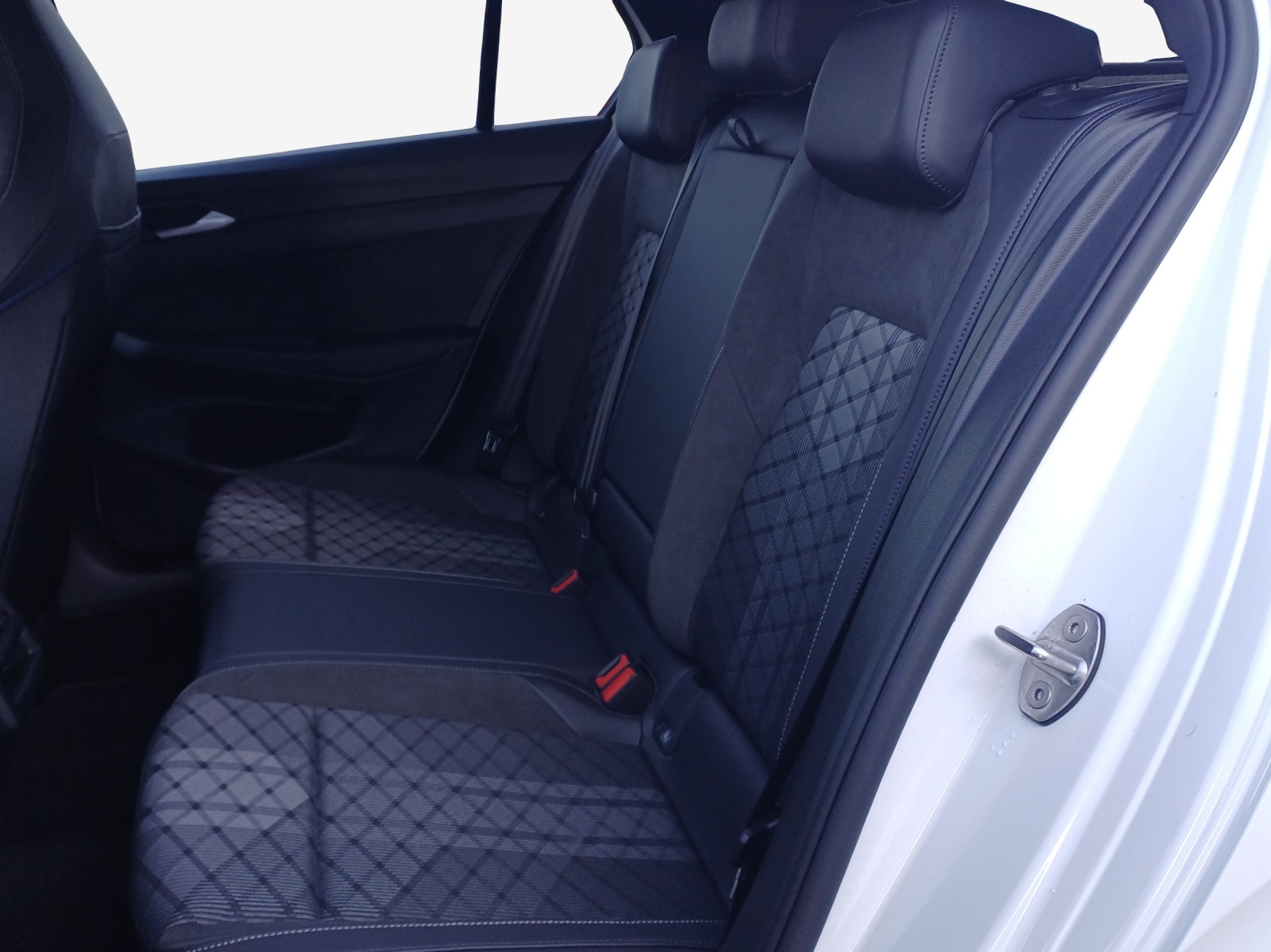 VW Golf 1.5 e TSI mHEV R-Line DSG-image-11