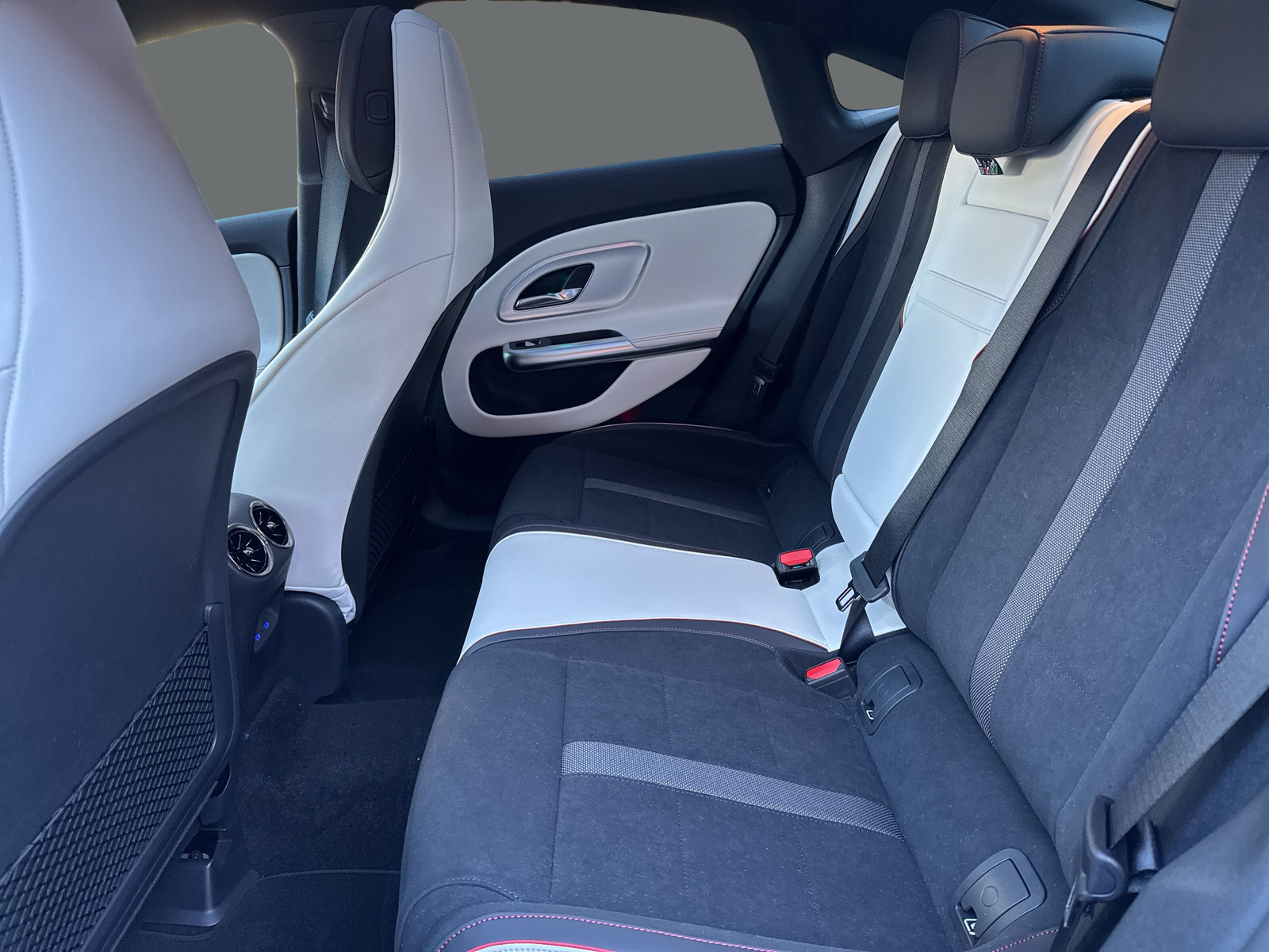 MERCEDES-BENZ CLA 220 8G-DCT 4Matic-image-13
