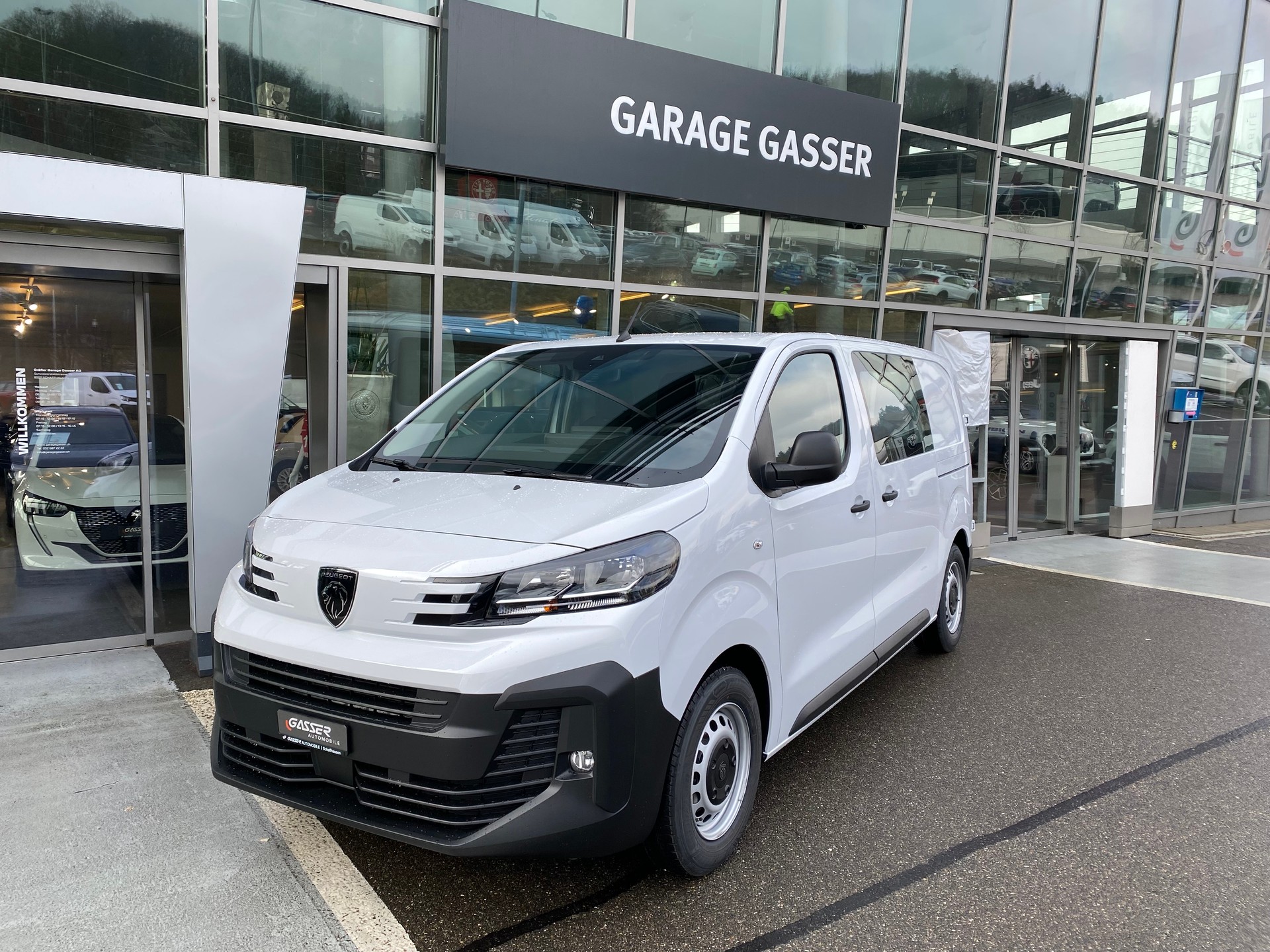 PEUGEOT Expert 1.5 BlueHDi 120 S&S Standard-image-0