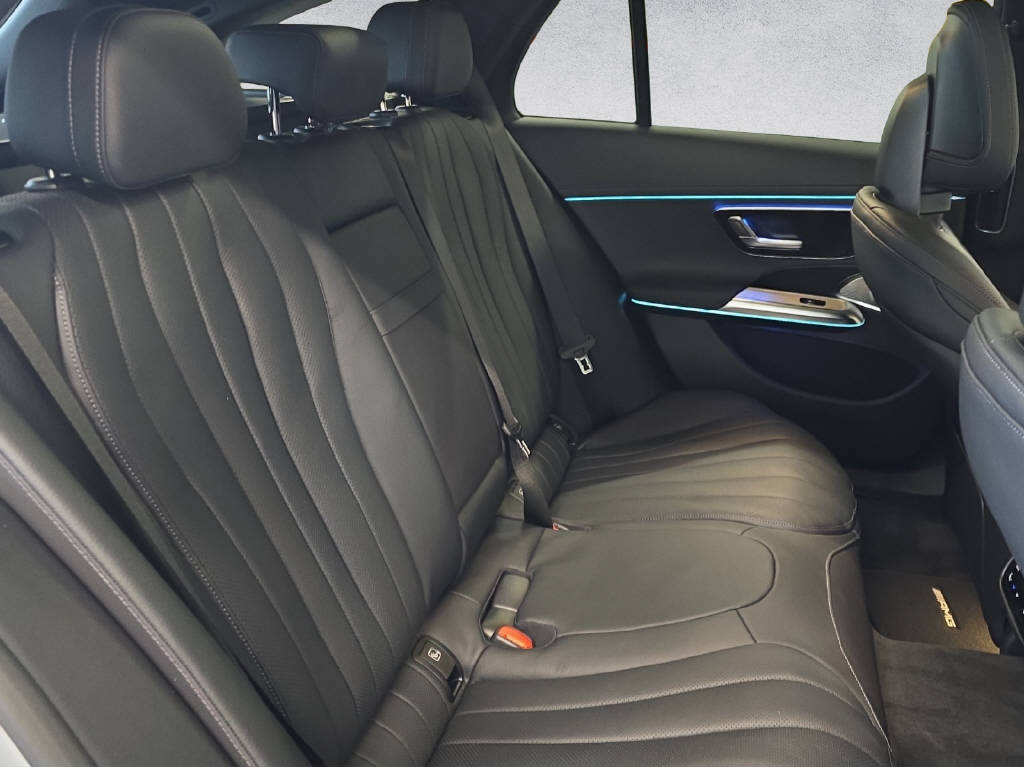 MERCEDES-BENZ E 220 d AMG Line 4Matic T-Modell-image-12