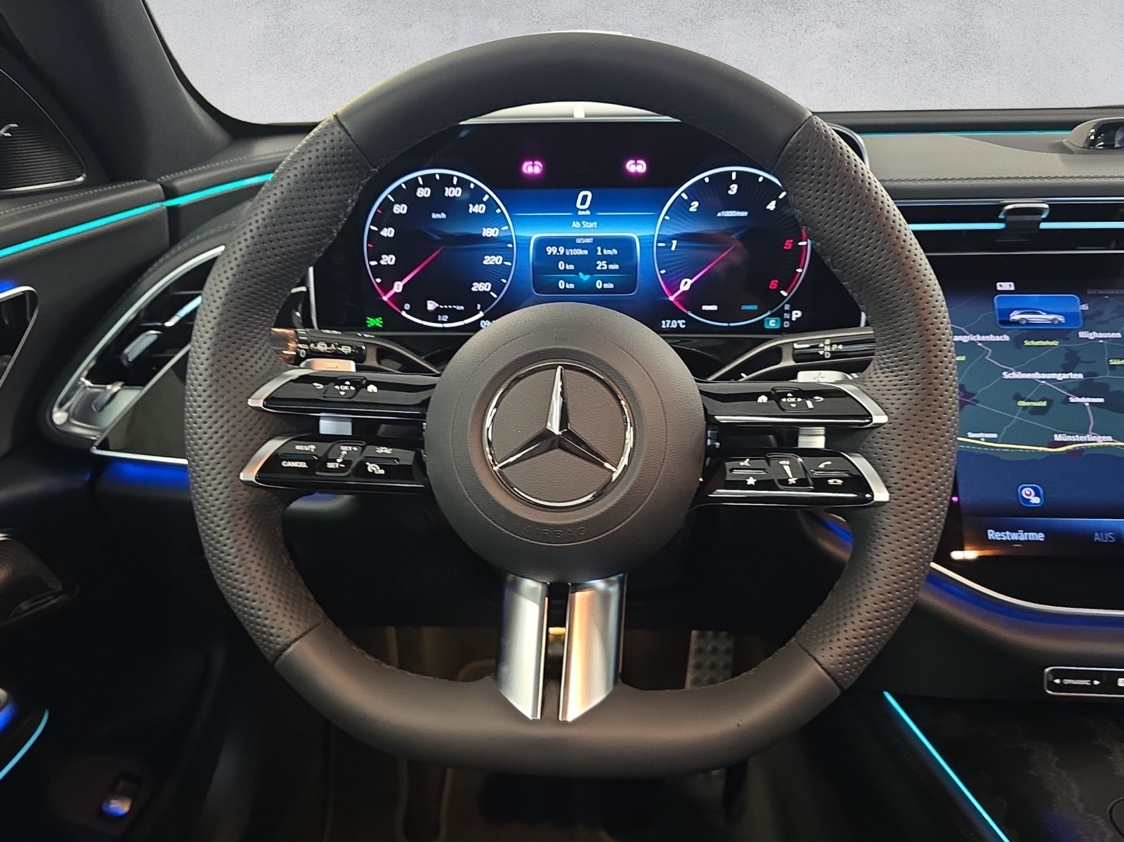 MERCEDES-BENZ E 220 d AMG Line 4Matic T-Modell-image-12