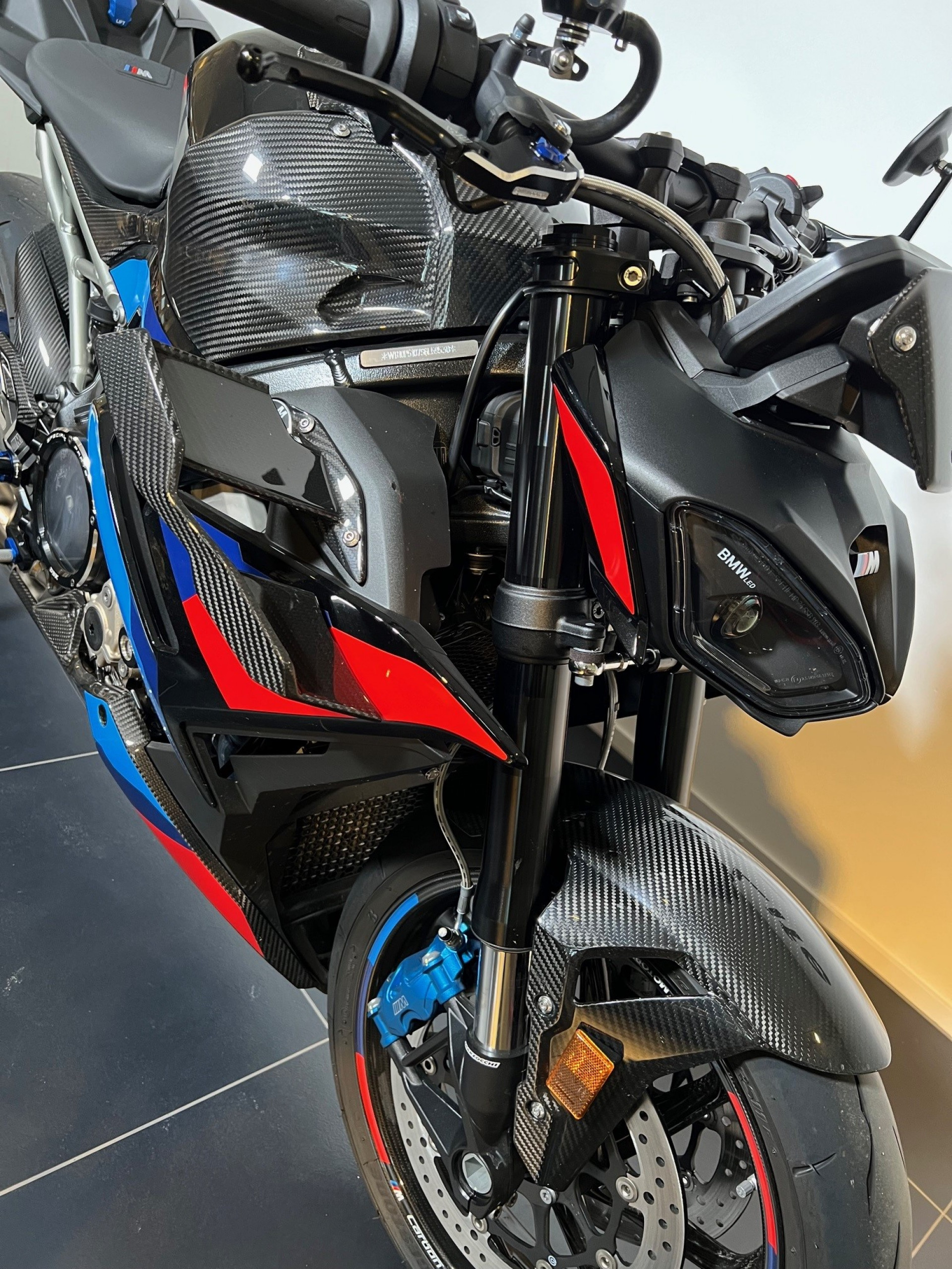 BMW M 1000 R Competition-showroom-element-2