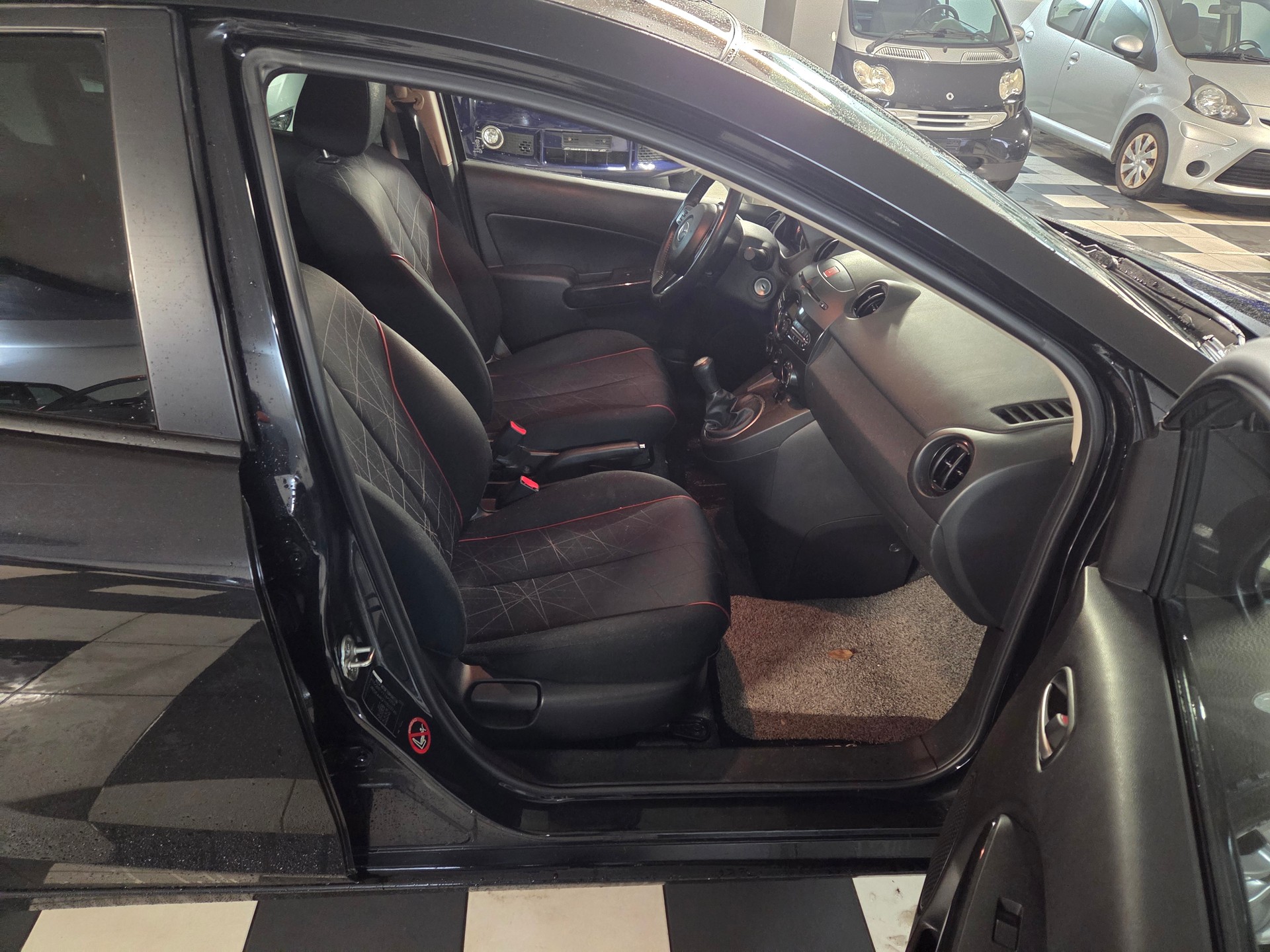 MAZDA 2 1.3i 16V Voila ma Suisse Edition-image-9
