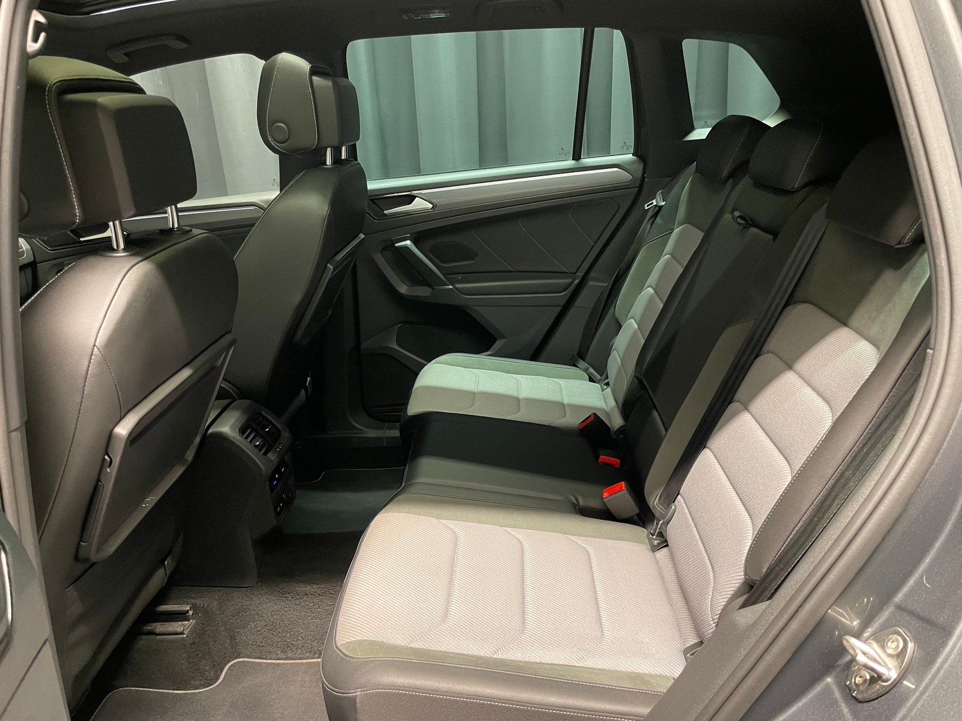 VW Tiguan 2.0TSI R-line 4Motion DSG (32)-image-7