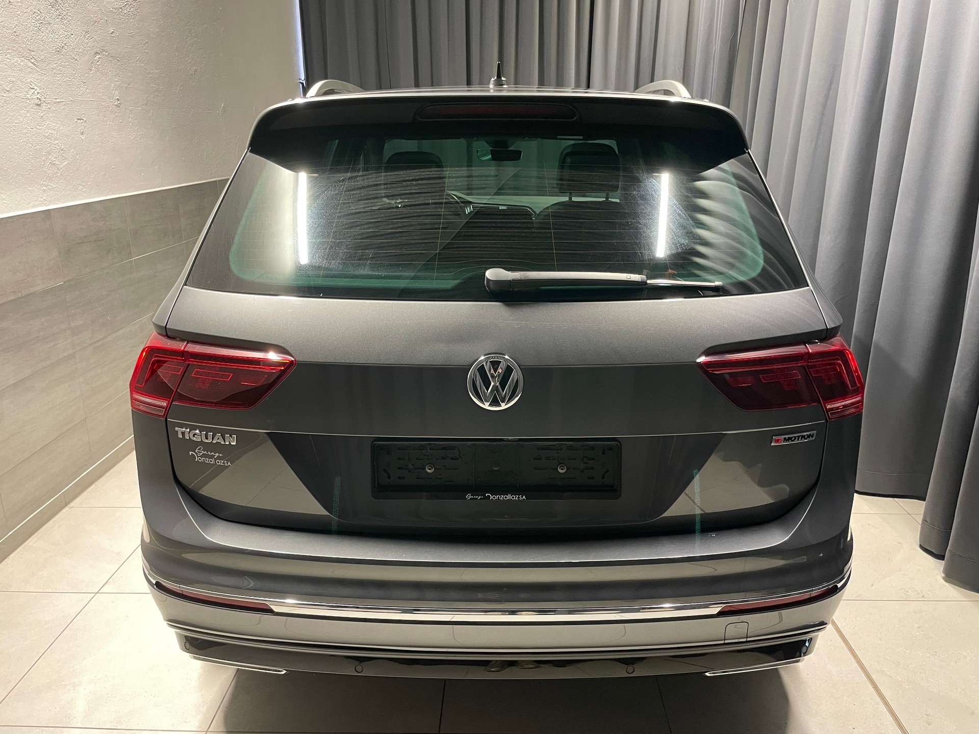 VW Tiguan 2.0TSI R-line 4Motion DSG (32)-image-4