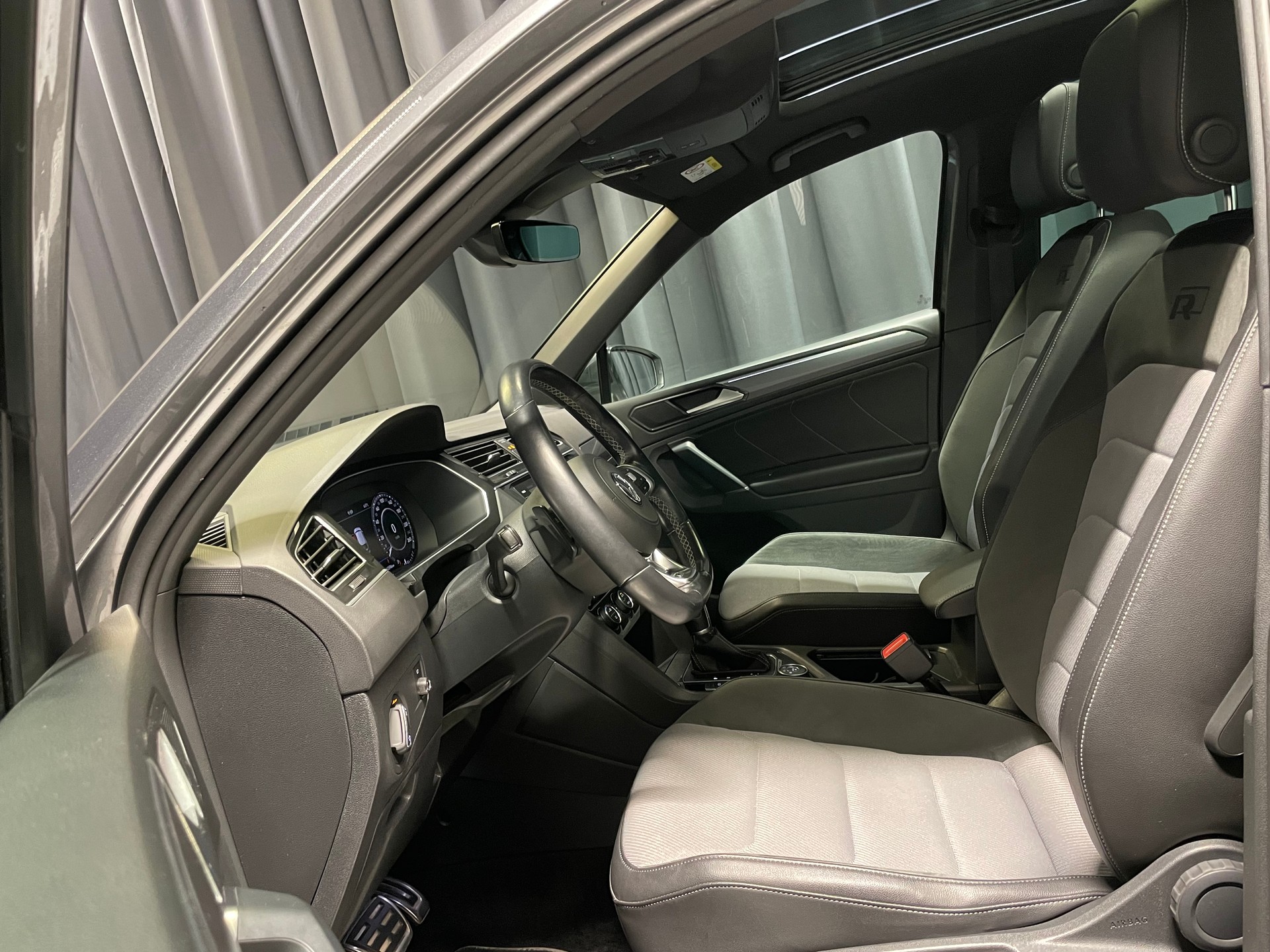 VW Tiguan 2.0TSI R-line 4Motion DSG (32)-image-6