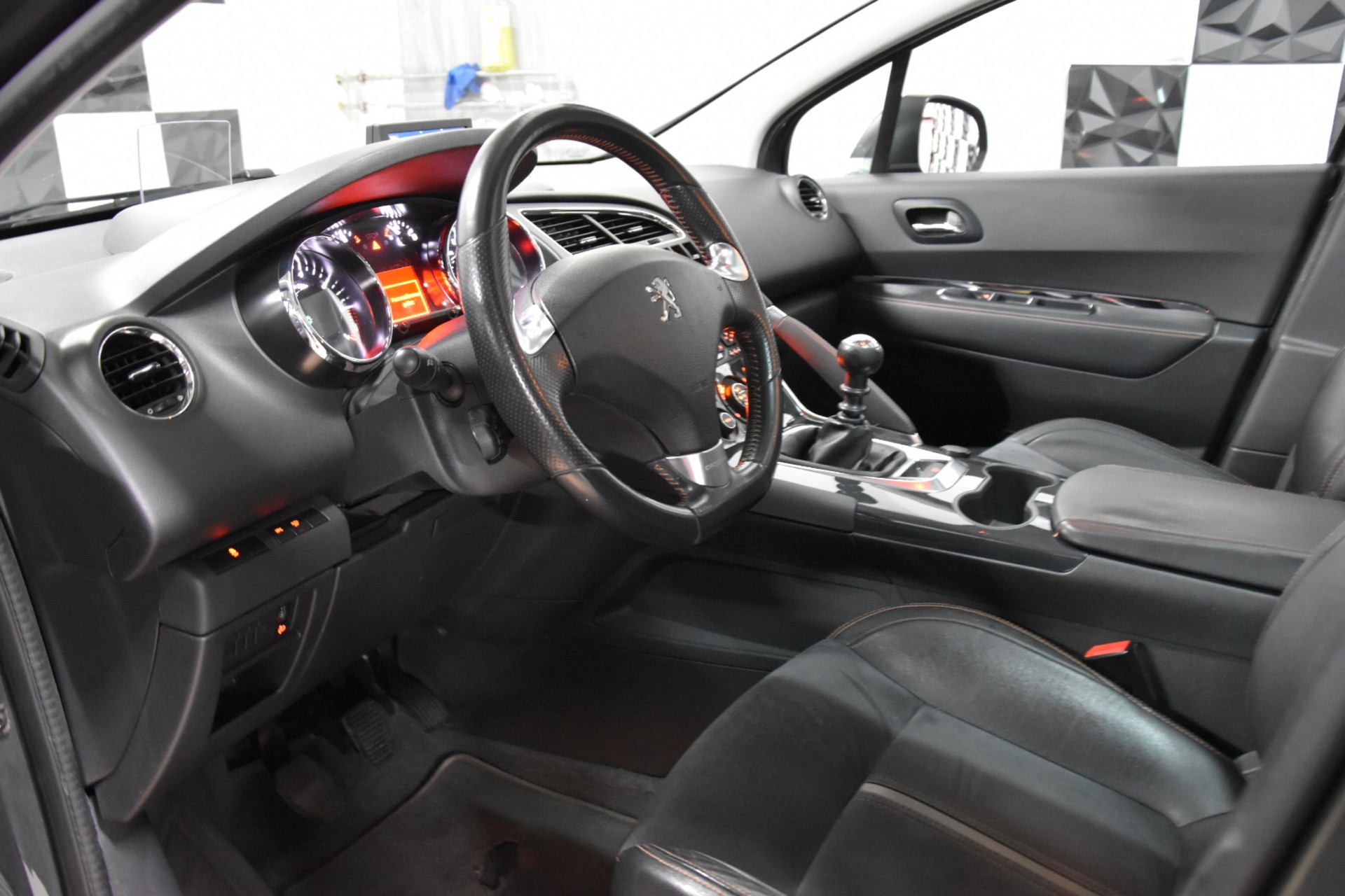 PEUGEOT 3008 1.2 Pure Tech Allure-image-12