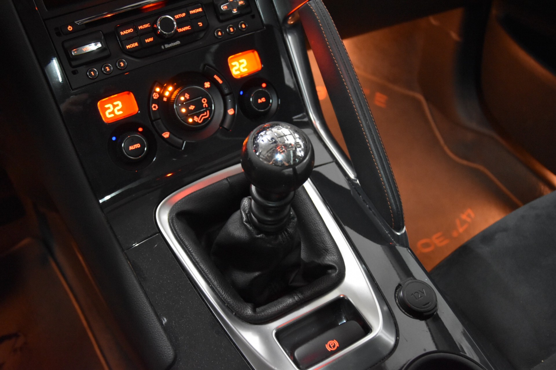 PEUGEOT 3008 1.2 Pure Tech Allure-image-11