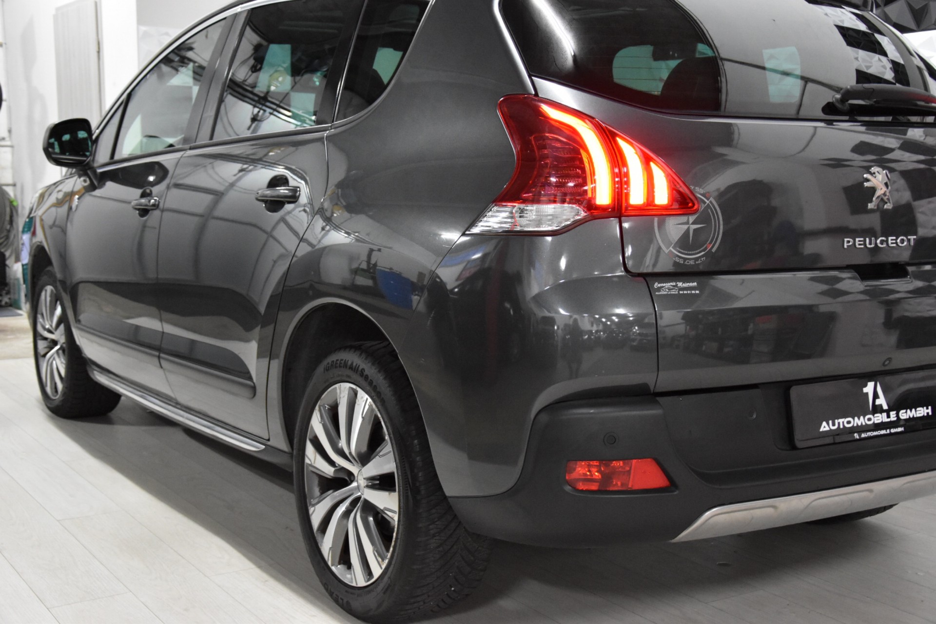 PEUGEOT 3008 1.2 Pure Tech Allure-showroom-element-3