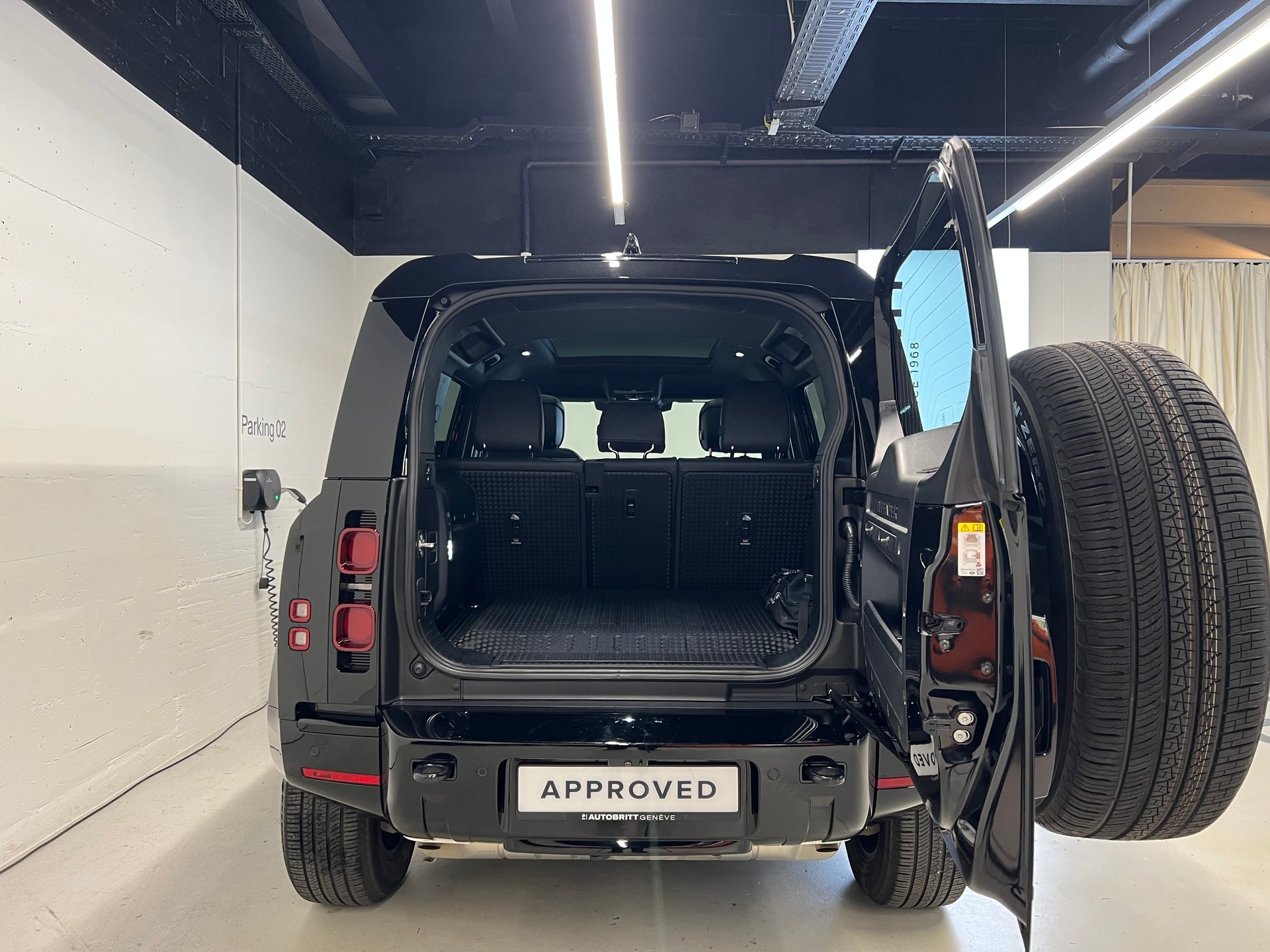 LAND ROVER Defender 110 2.0 P300e X-Dynamic HSE-image-11