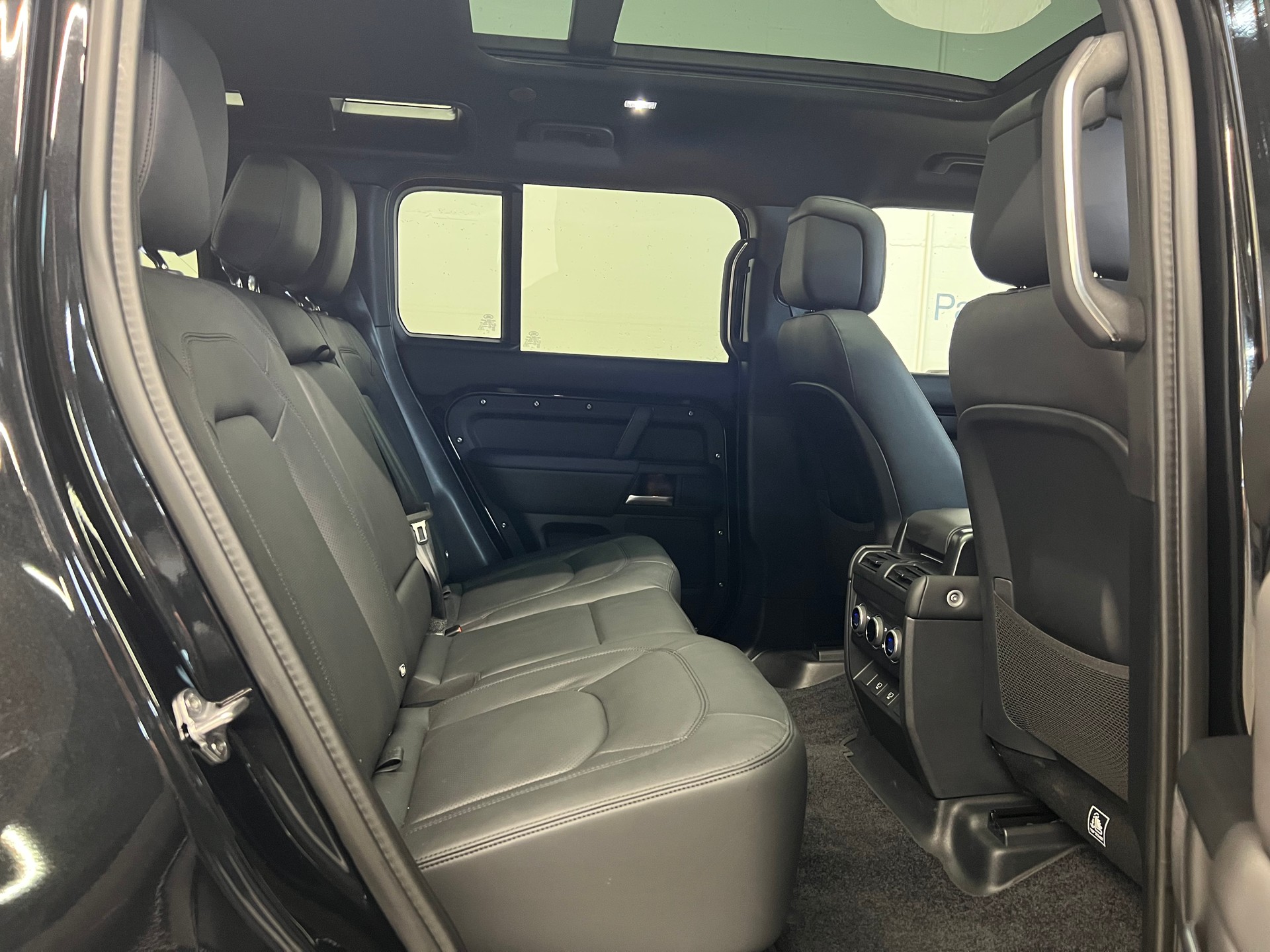 LAND ROVER Defender 110 2.0 P300e X-Dynamic HSE-image-6