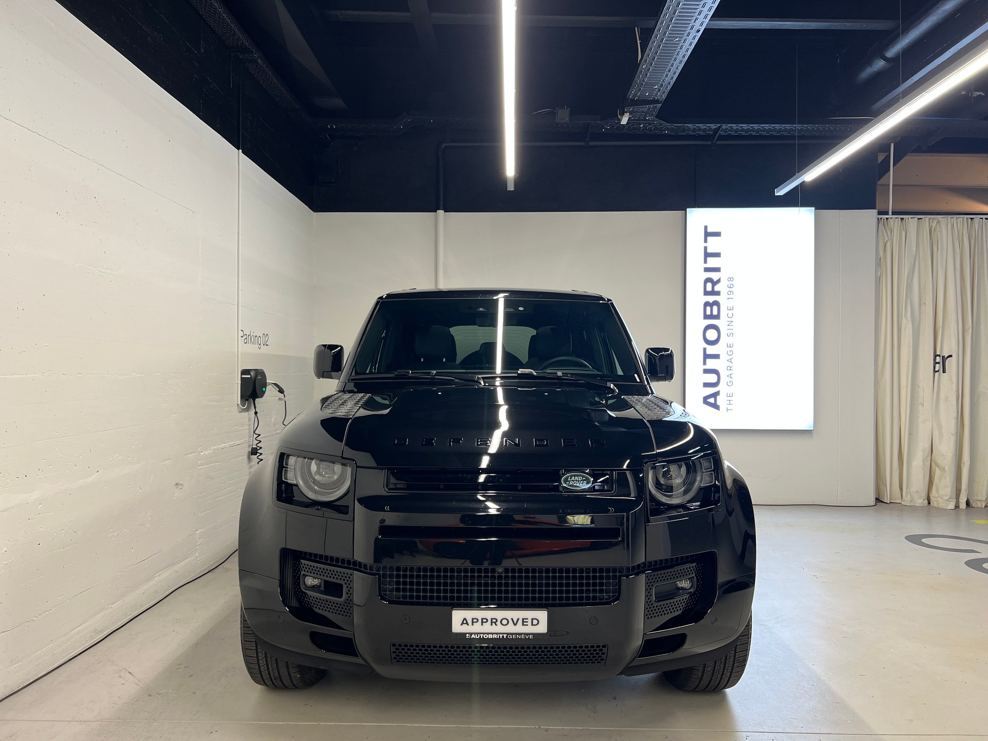 LAND ROVER Defender 110 2.0 P300e X-Dynamic HSE-image-9